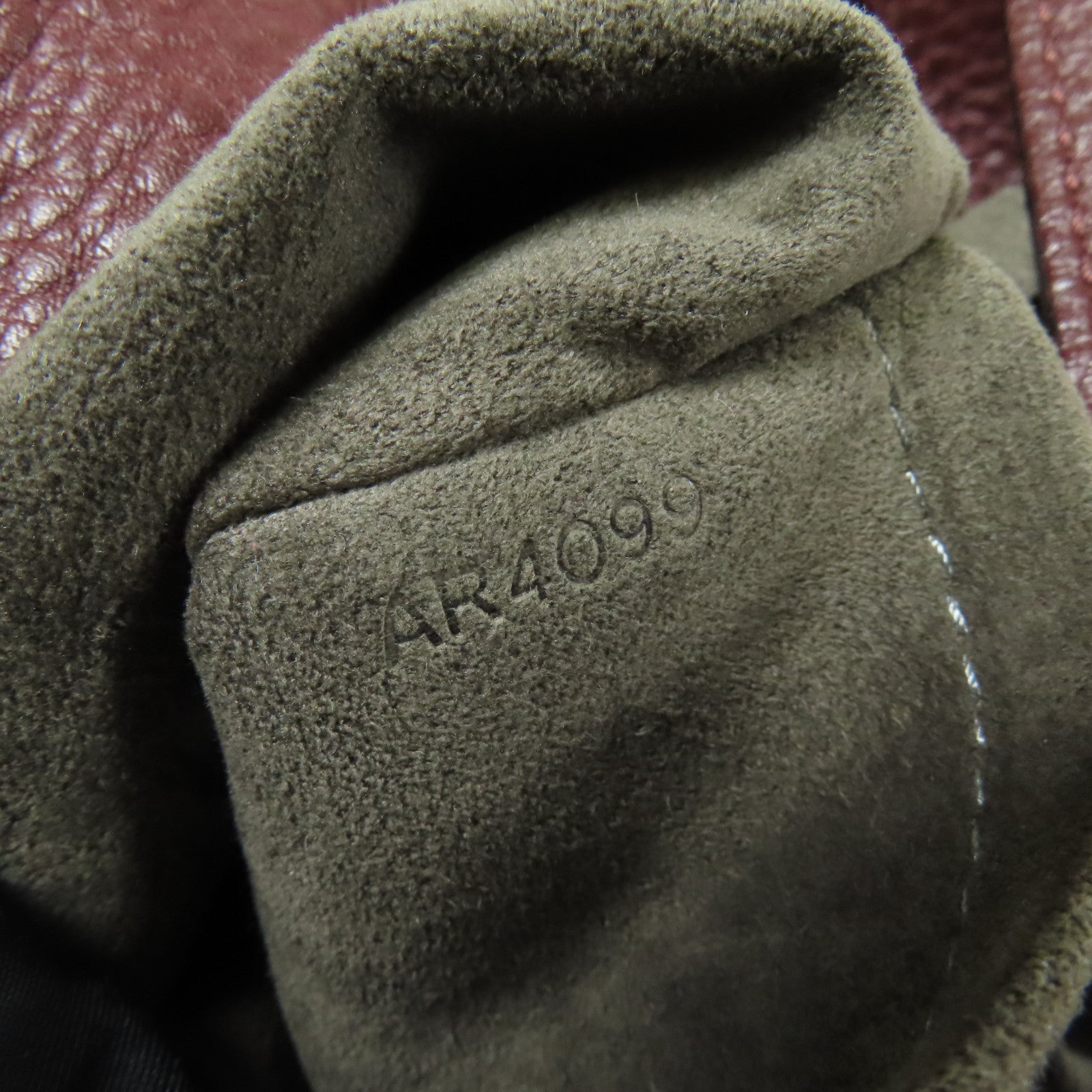 LOUIS VUITTON Mahina Shoulder Bag金扣肩背袋