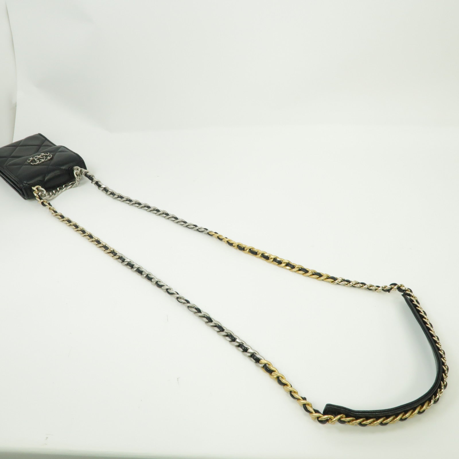 CHANEL 【激減優惠】菱格牛皮皮革Chanel 19 Phone Holder With Chain手挽肩背兩用袋黑色