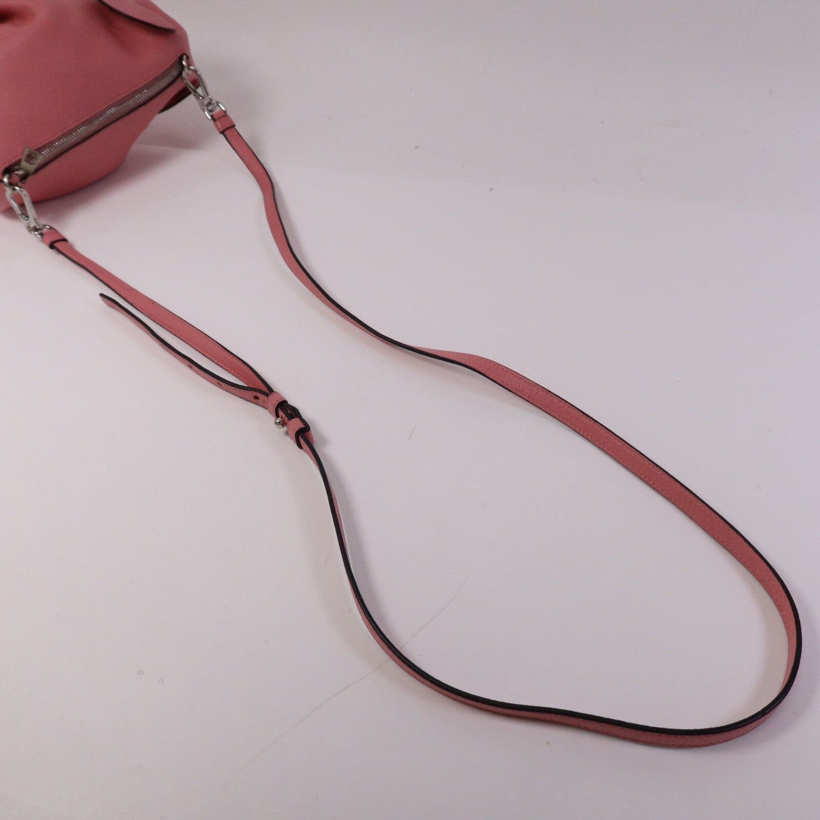 LOEWE 牛皮皮革Shoulder Bag銀扣肩背袋