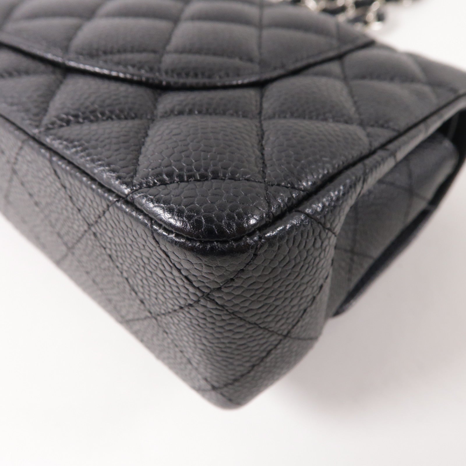 CHANEL 菱格Caviar皮革Classic Flap 23cm銀扣鏈帶肩背袋黑色