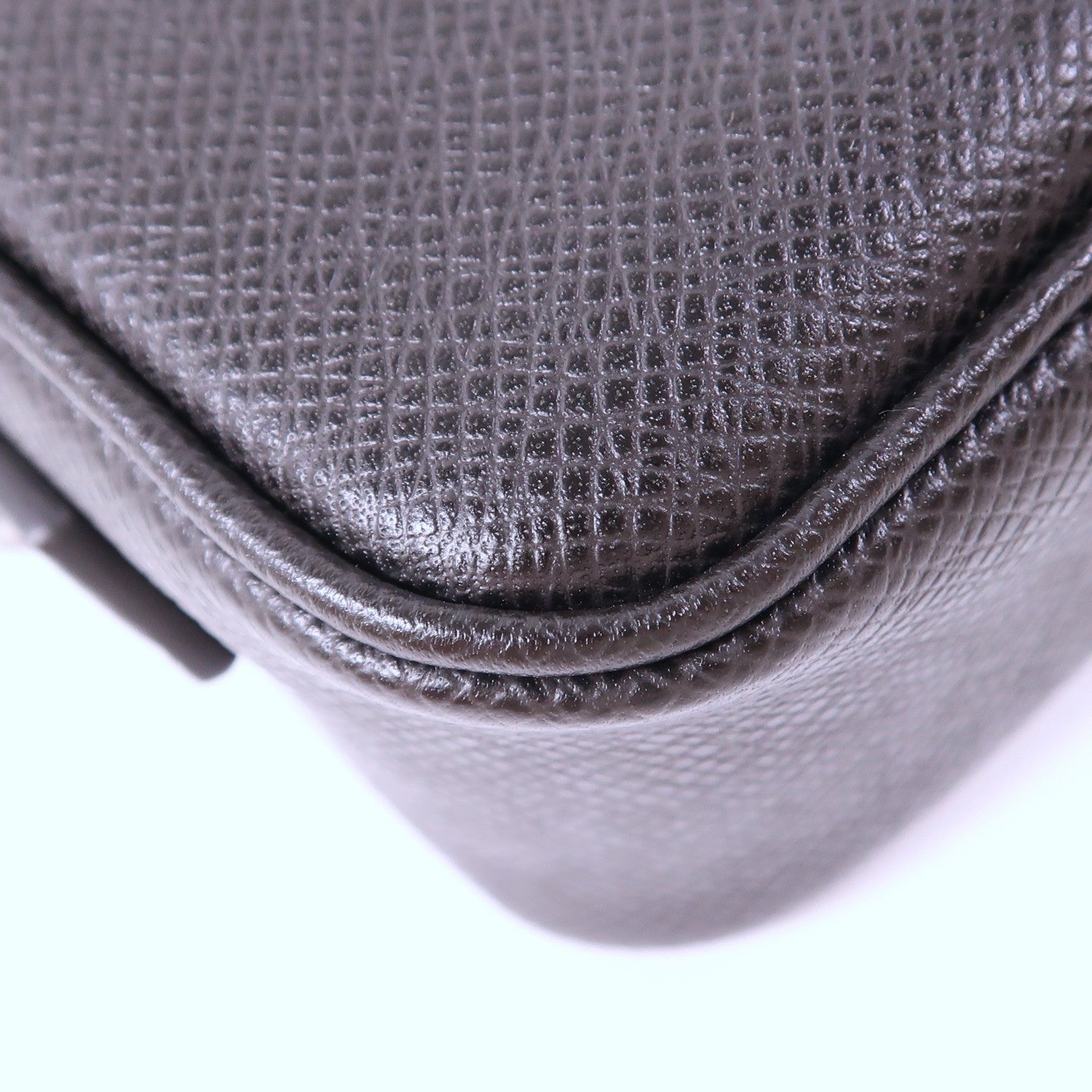 LOUIS VUITTON Taiga Kasai Clutch銀扣手拿包