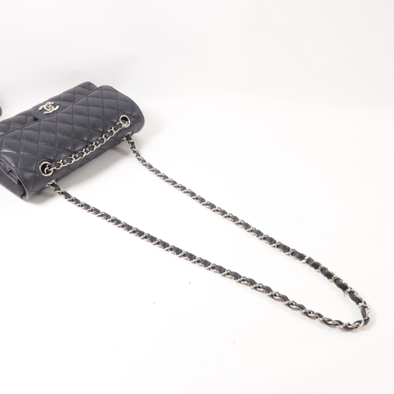CHANEL 菱格Caviar皮革Classic Flap 23cm銀扣鏈帶肩背袋黑色