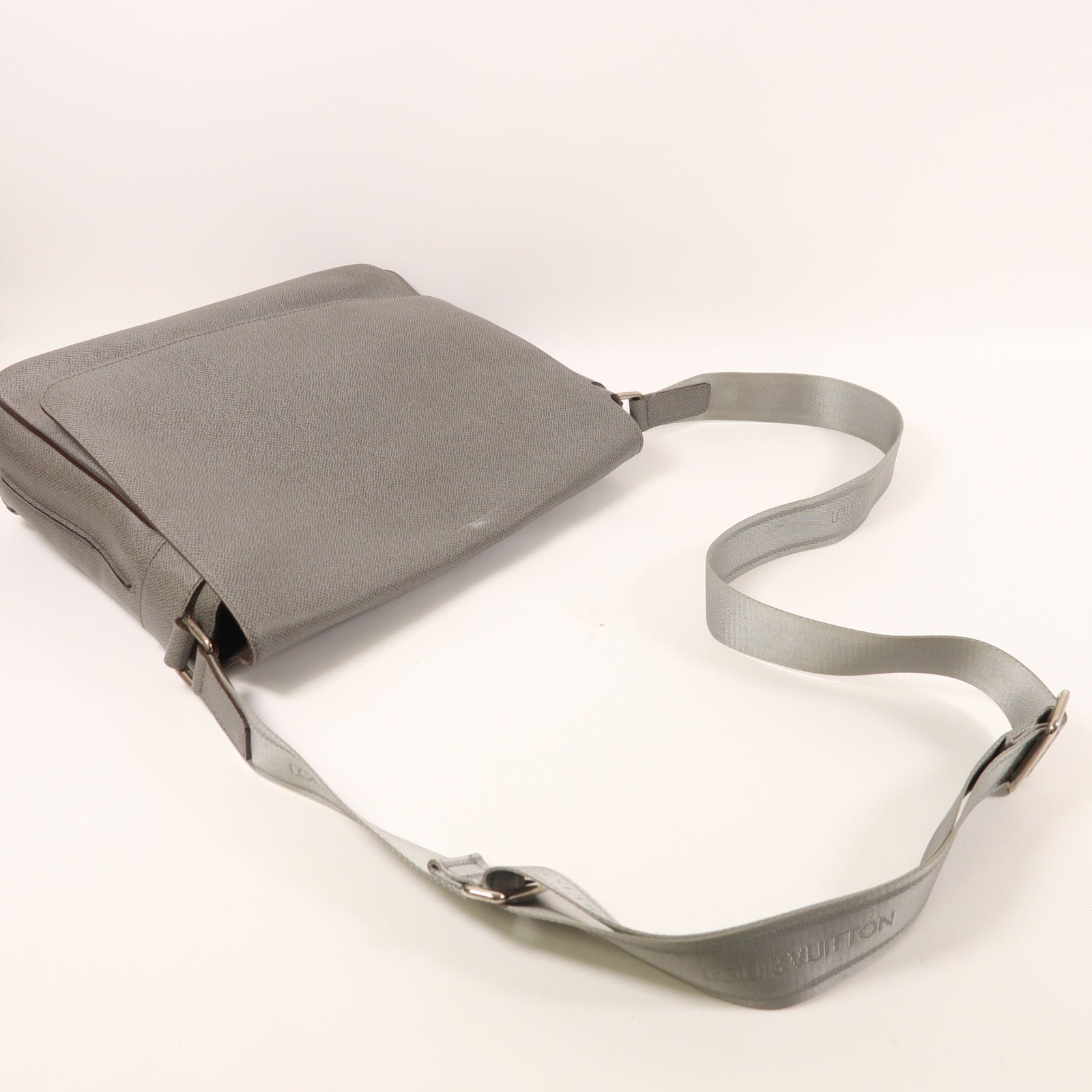 LOUIS VUITTON Taiga Roman MM銀扣肩背袋