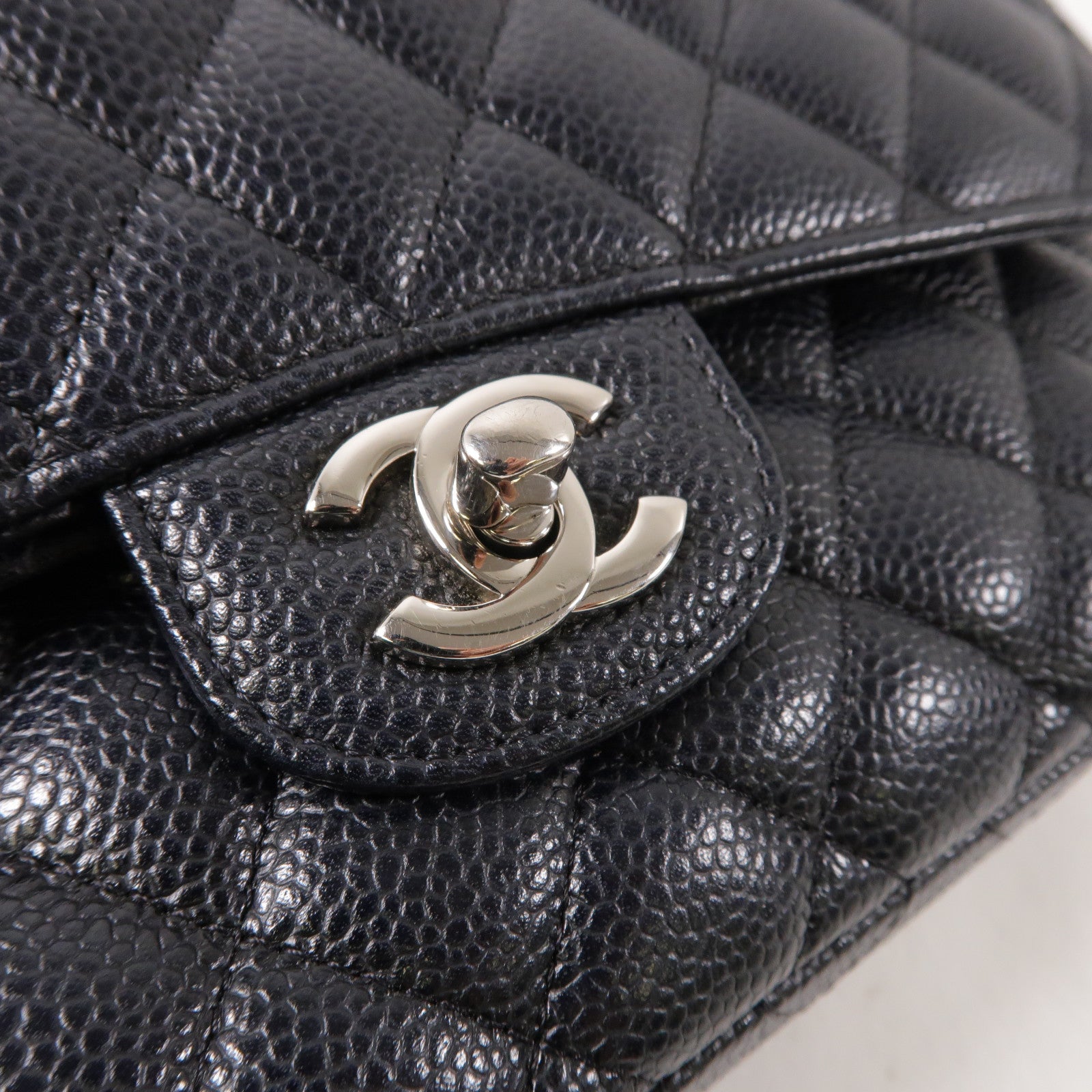 CHANEL 菱格Caviar皮革Classic Flap 23cm銀扣鏈帶肩背袋黑色