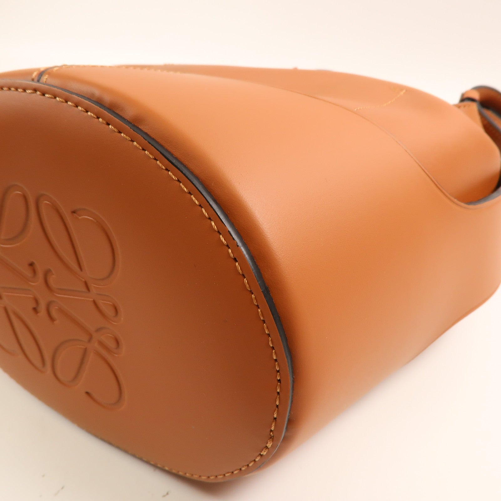 LOEWE 牛皮皮革Balloon金扣手挽肩背兩用袋