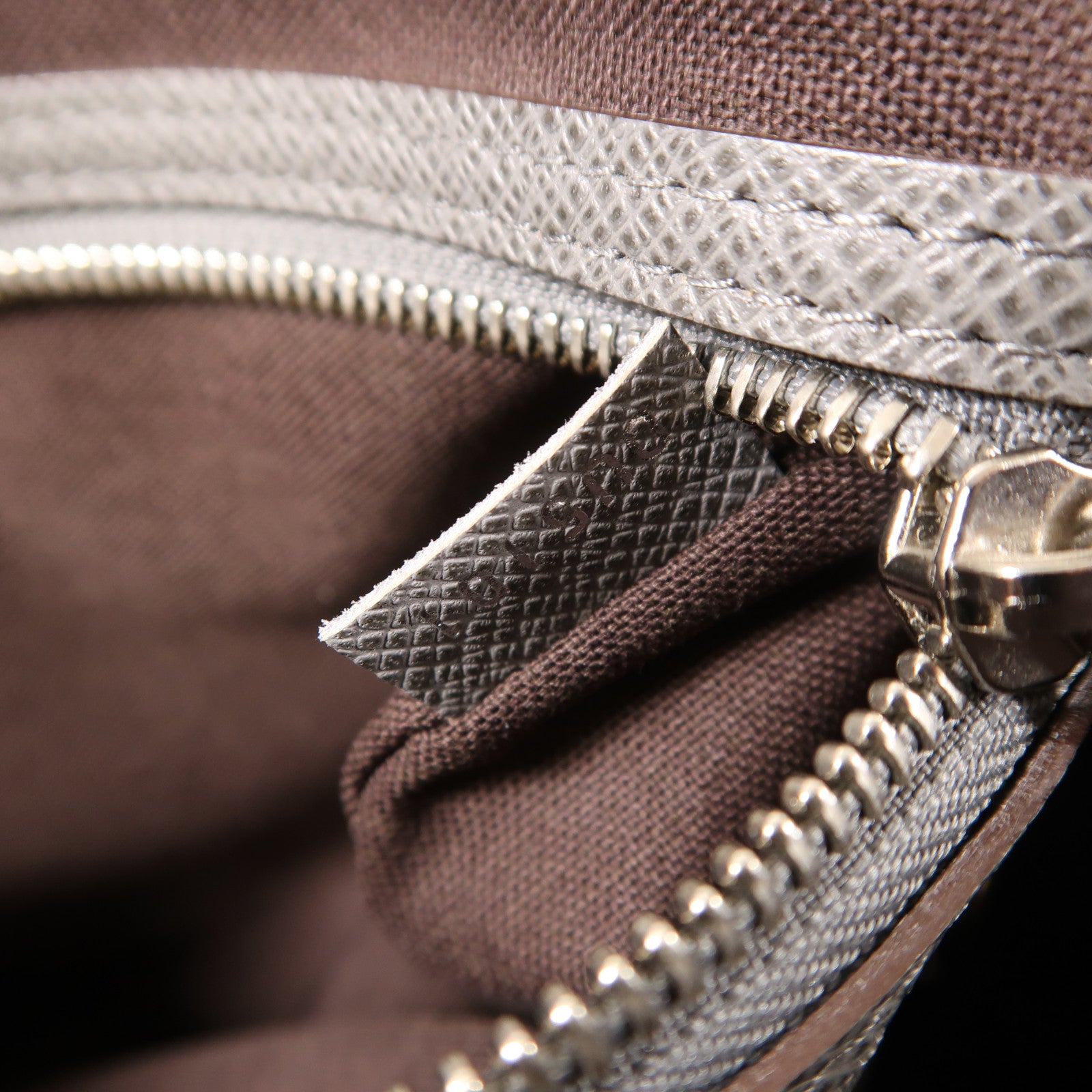 LOUIS VUITTON Taiga Roman MM銀扣肩背袋