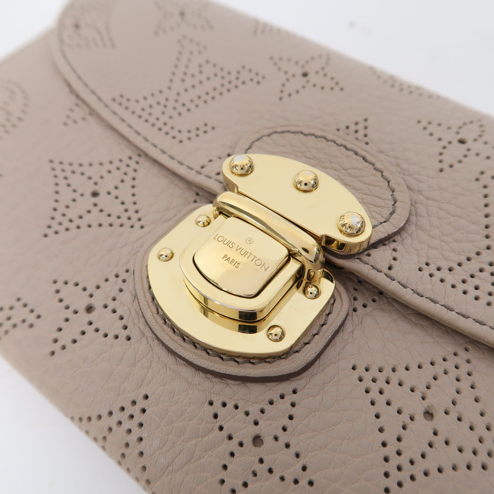 LOUIS VUITTON Monogram Mahina Amelia Coquille Long Wallet金扣長錢包米色