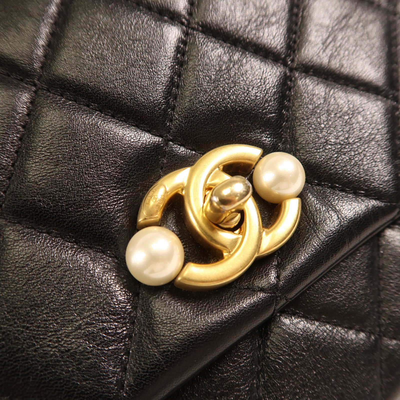CHANEL 牛皮皮革Chain Shoulder金扣鏈帶肩背袋