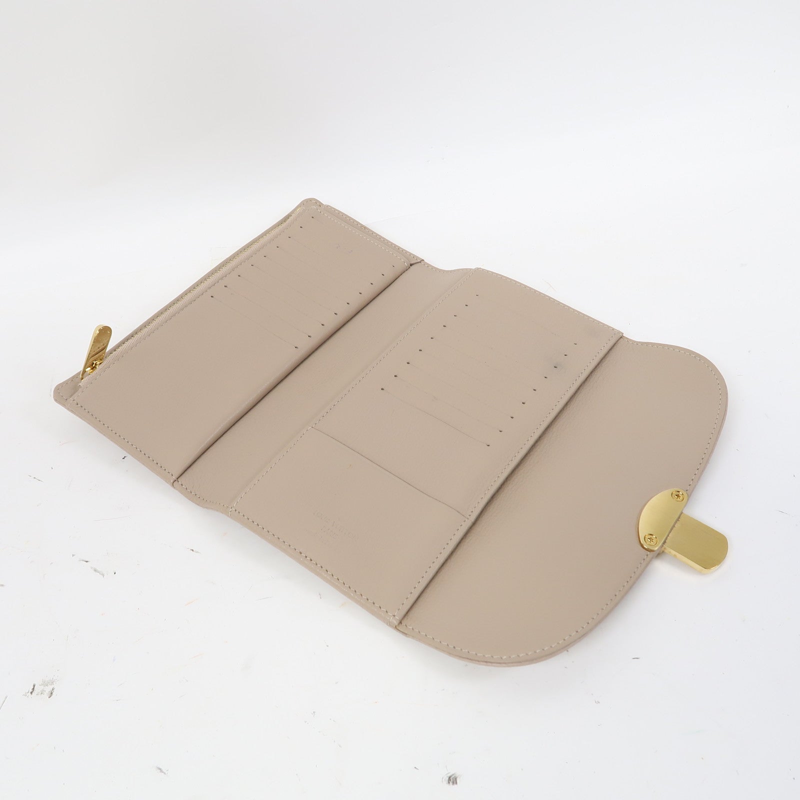 LOUIS VUITTON Monogram Mahina Amelia Coquille Long Wallet金扣長錢包米色