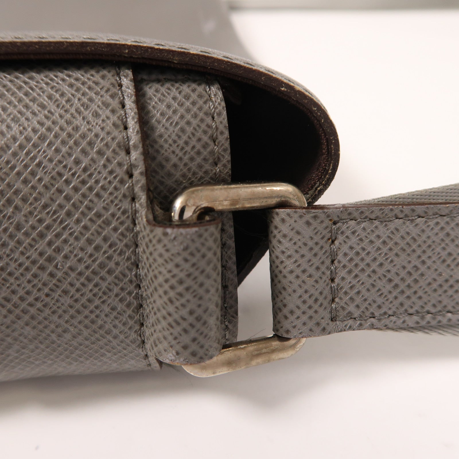 LOUIS VUITTON Taiga Roman MM銀扣肩背袋