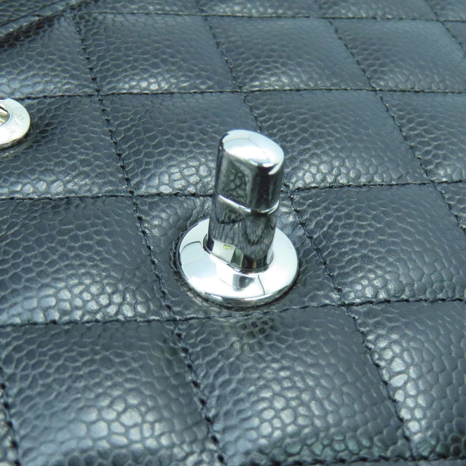 CHANEL 菱格Caviar皮革Classic 25cm銀扣鏈帶肩背袋黑色
