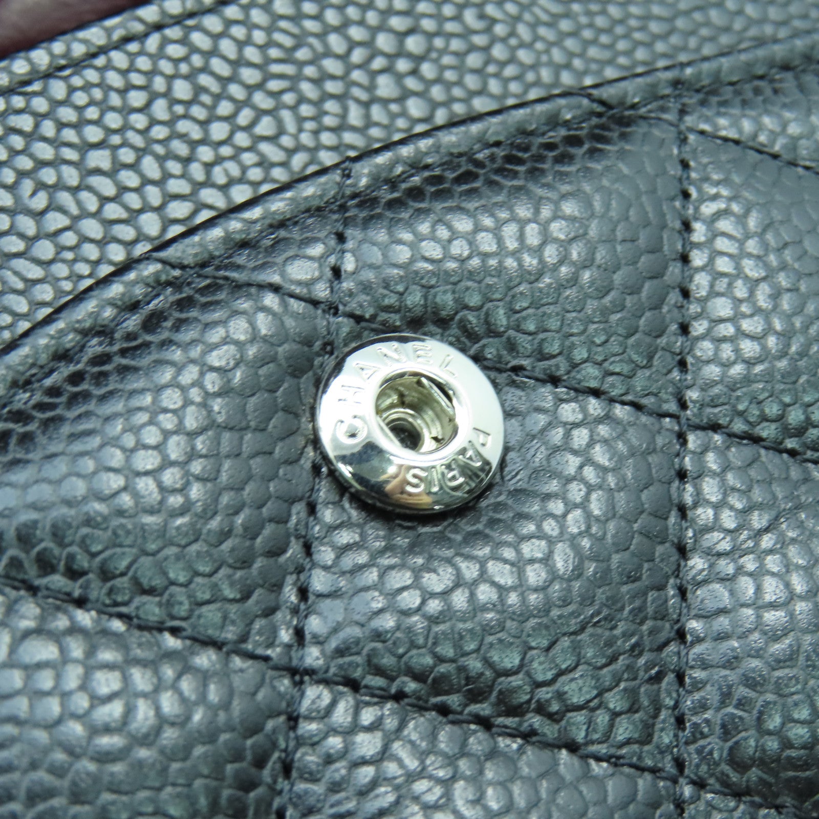 CHANEL 菱格Caviar皮革Classic 25cm銀扣鏈帶肩背袋黑色