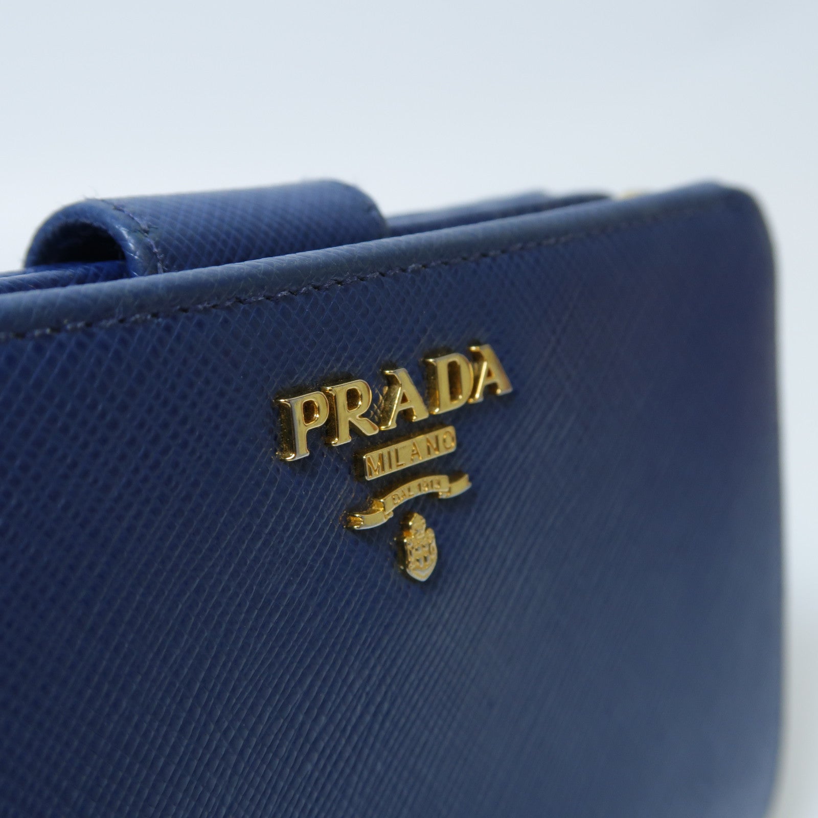 PRADA 【激減優惠】Saffiano皮革Fold Wallet金扣折疊錢包藍色
