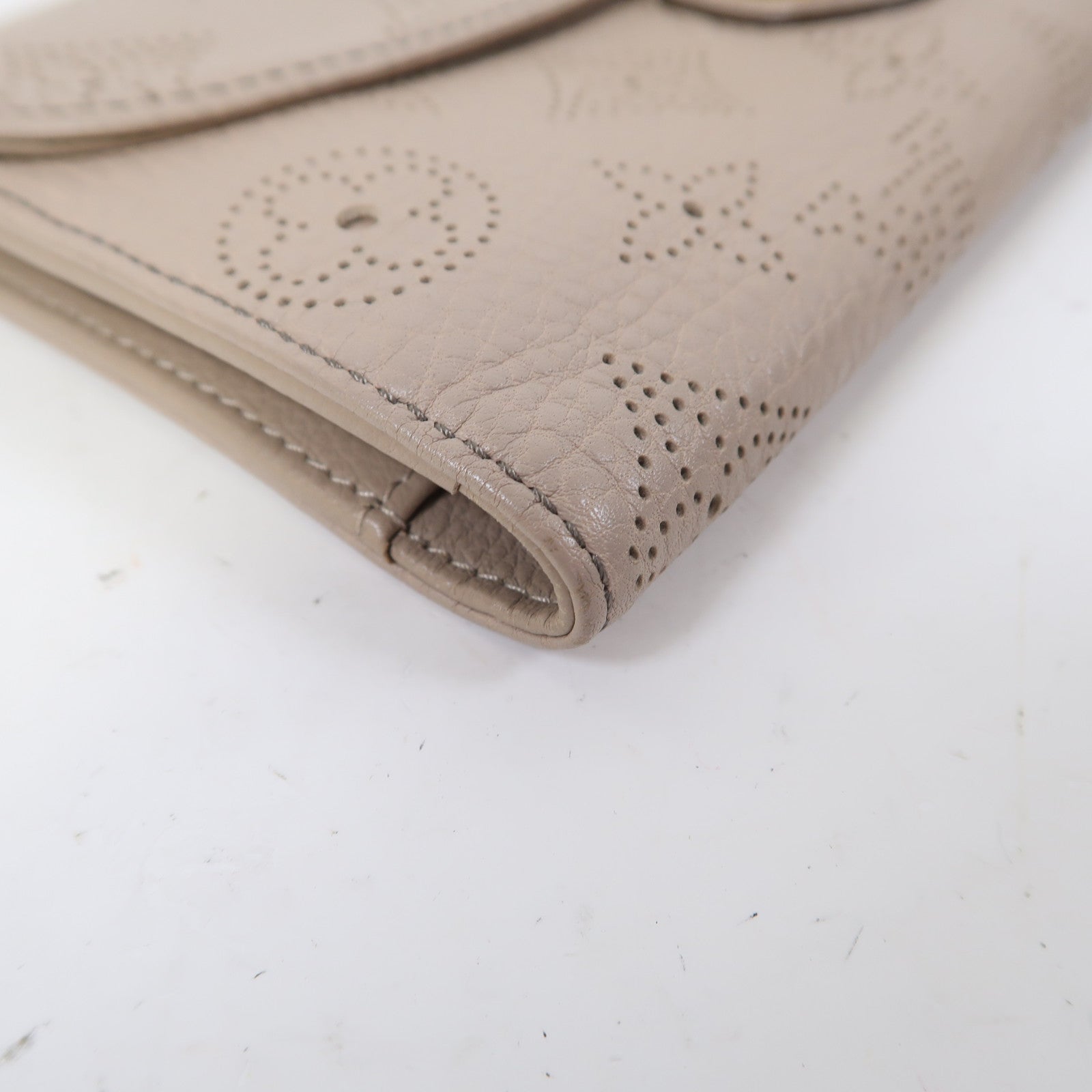 LOUIS VUITTON Monogram Mahina Amelia Coquille Long Wallet金扣長錢包米色