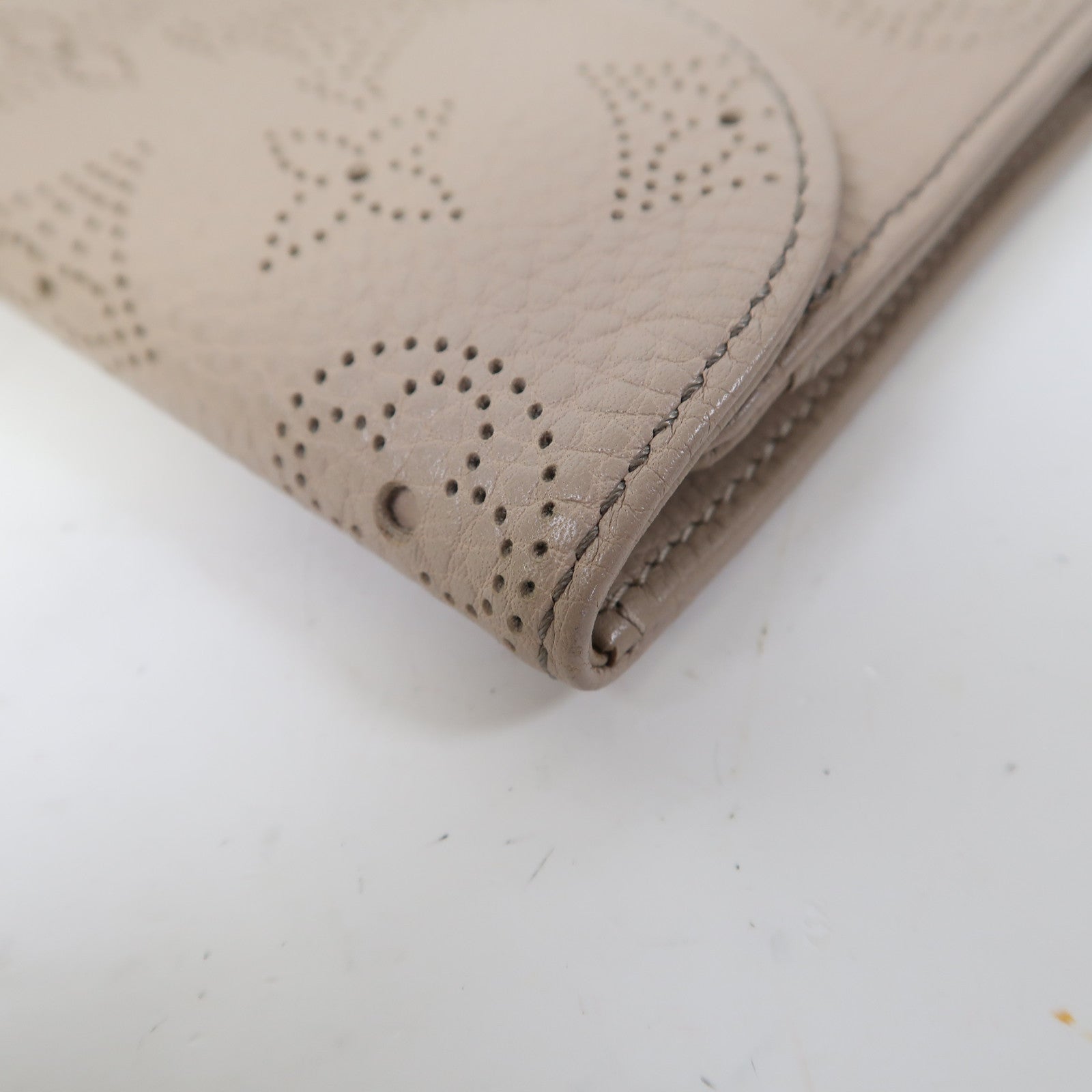 LOUIS VUITTON Monogram Mahina Amelia Coquille Long Wallet金扣長錢包米色