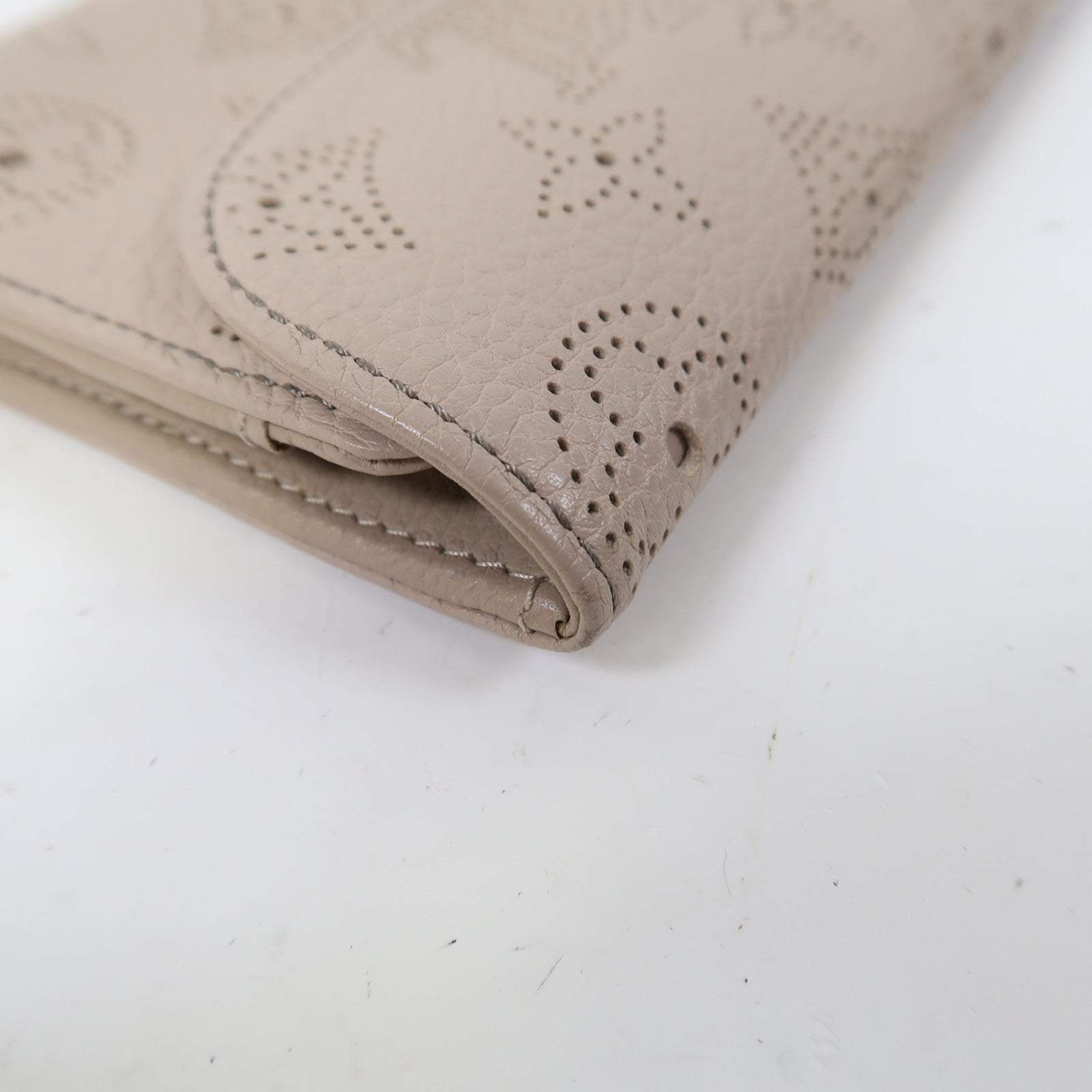 LOUIS VUITTON Monogram Mahina Amelia Coquille Long Wallet金扣長錢包米色