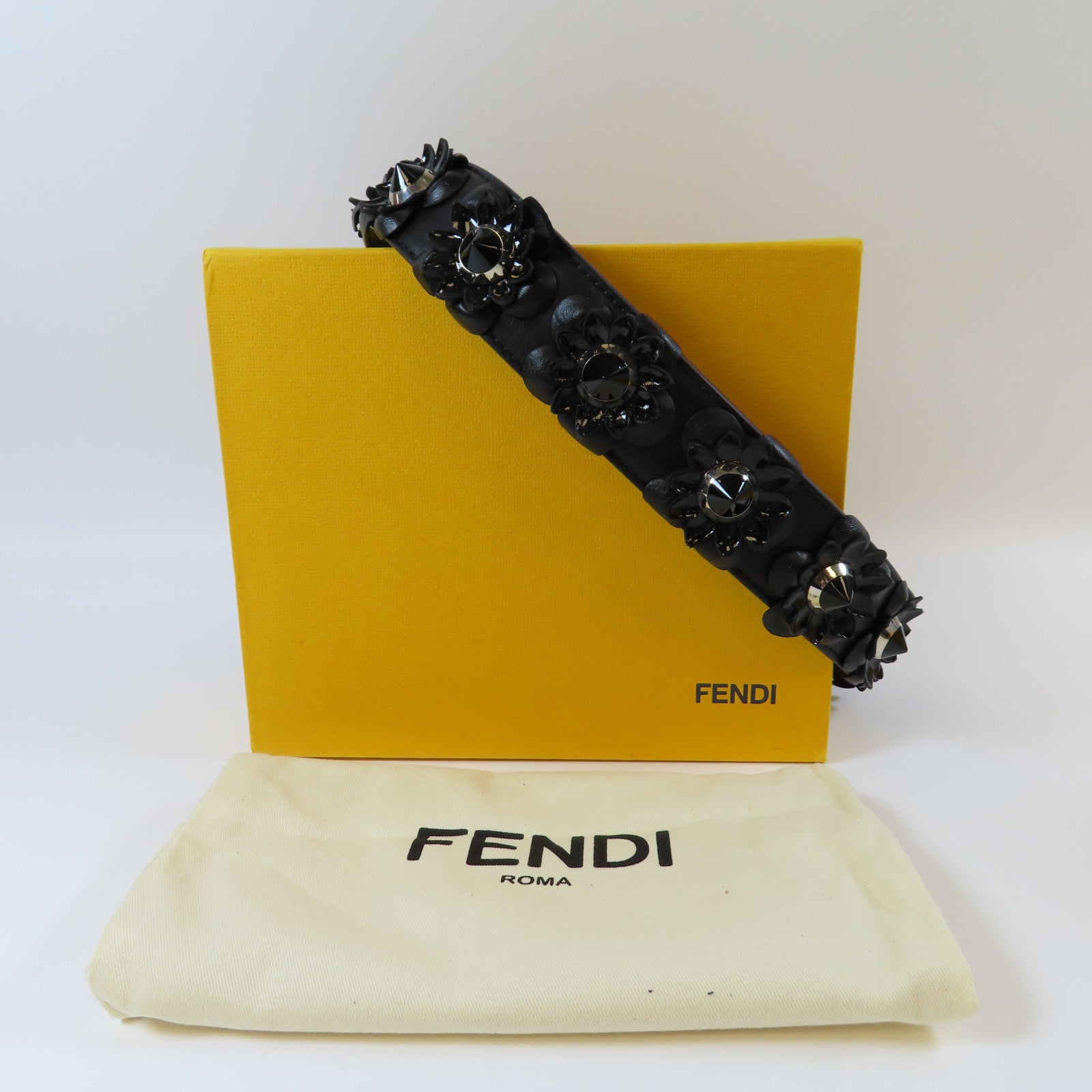 FENDI 【激減優惠】牛皮皮革Shoulder Strap銀扣肩帶黑色