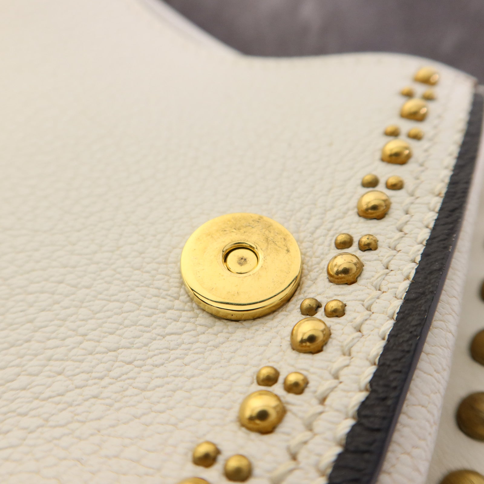 Miu Miu 牛皮皮革Shoulder Bag金扣肩背袋