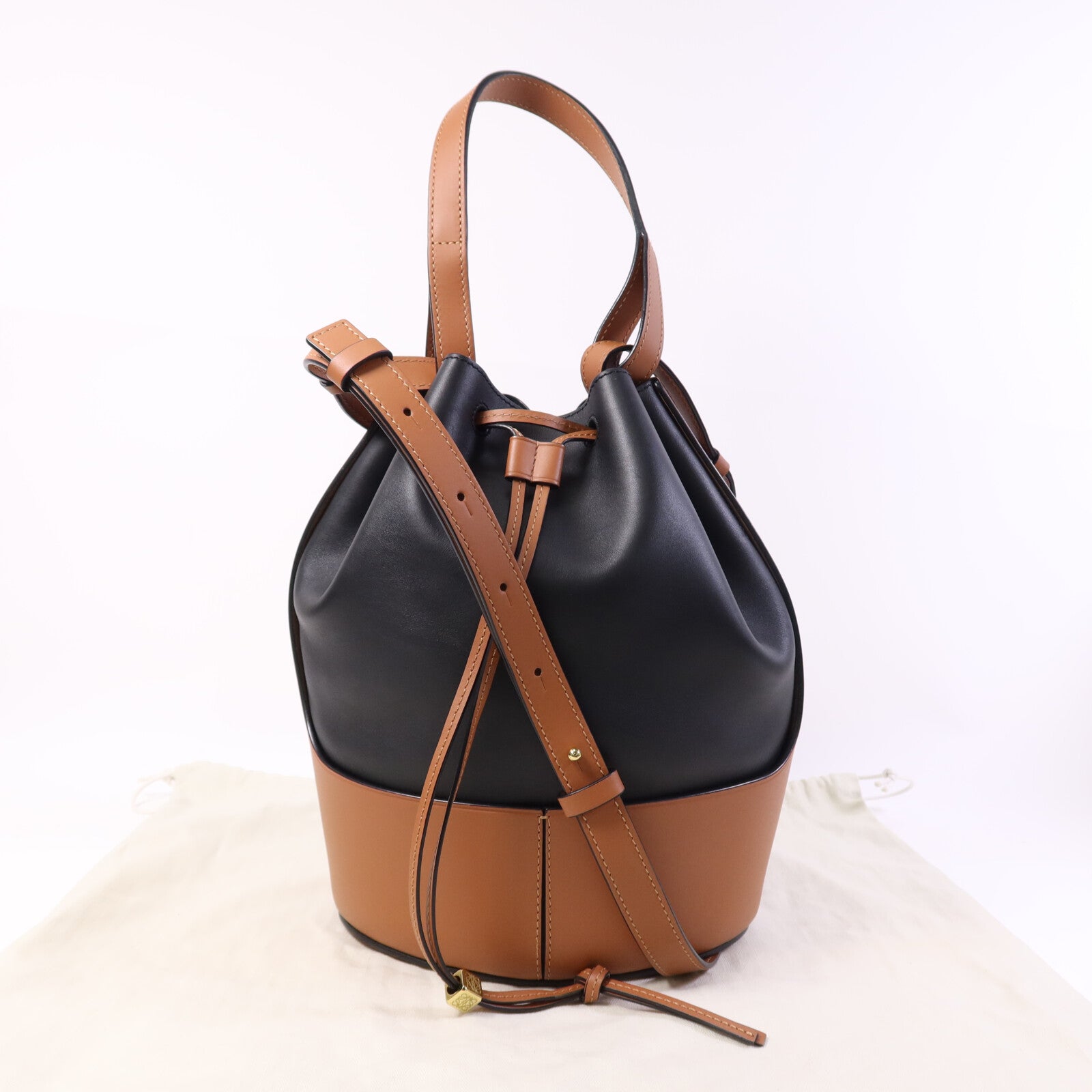 LOEWE 牛皮皮革Balloon Medium金扣手挽肩背兩用袋