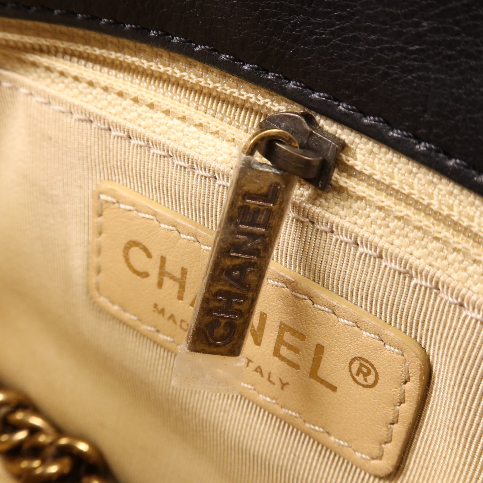 CHANEL 牛皮皮革Chain Shoulder金扣鏈帶肩背袋