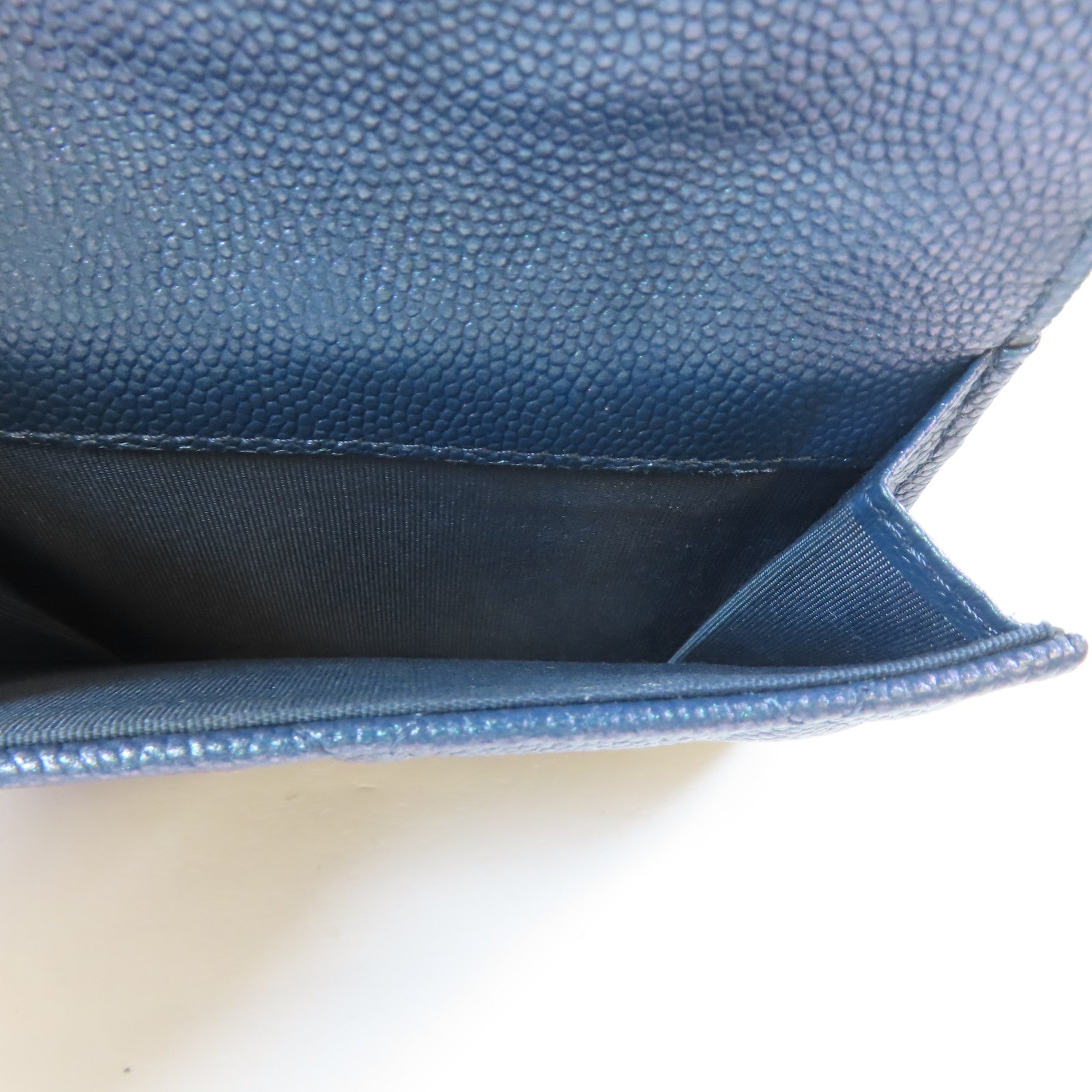 CHANEL 菱格Caviar皮革Trifold Wallet金扣錢包金屬藍色