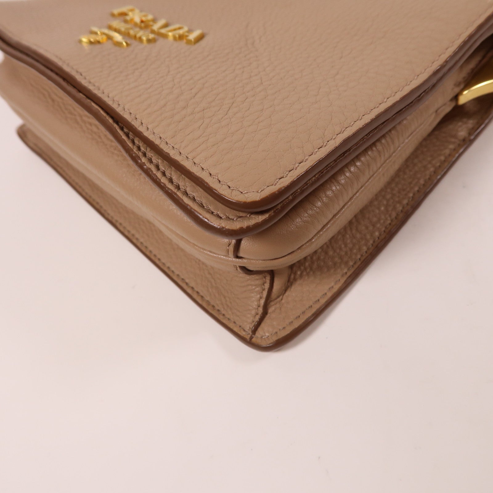 PRADA 牛皮皮革Shoulder Bag金扣肩背袋