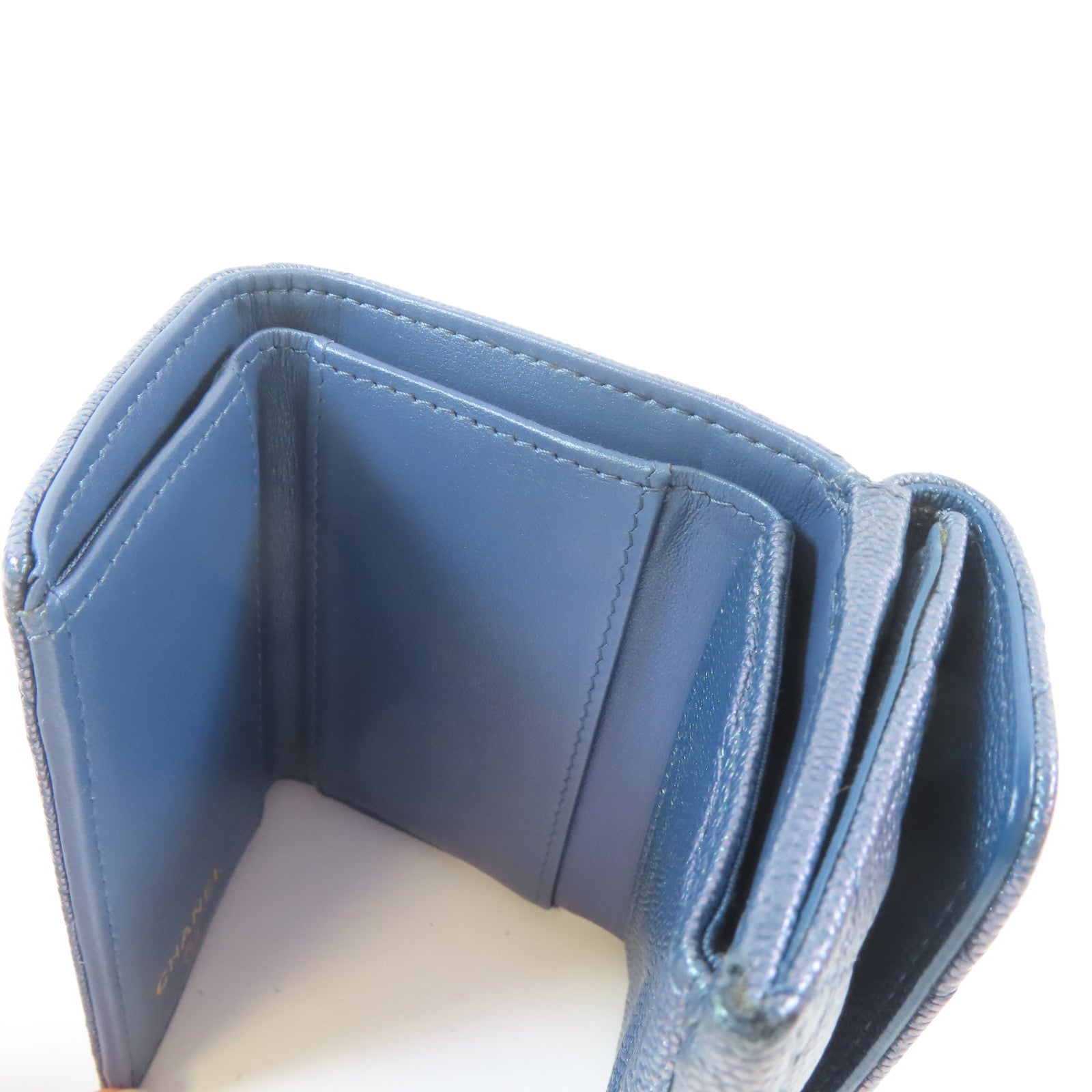 CHANEL 菱格Caviar皮革Trifold Wallet金扣錢包金屬藍色
