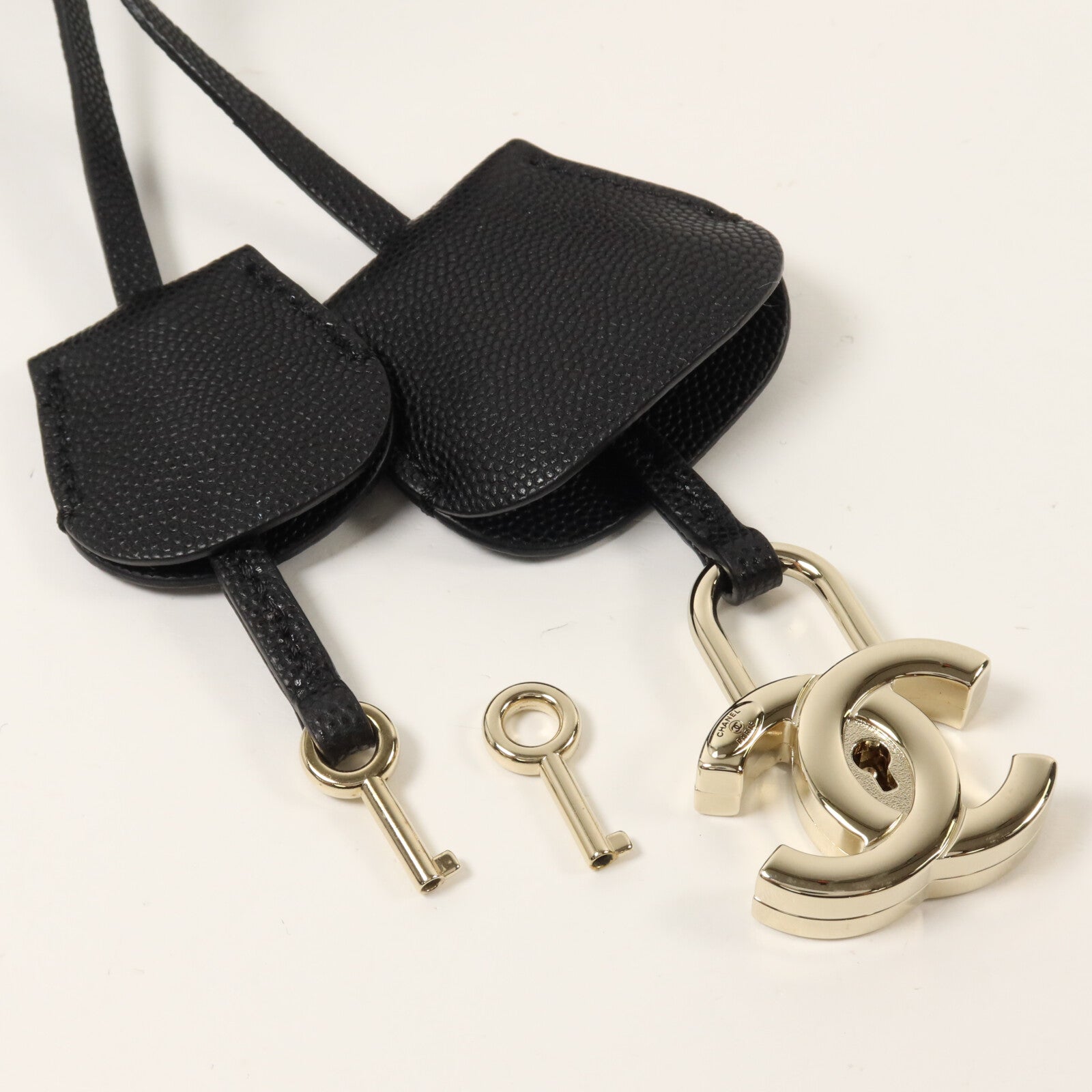 CHANEL 牛皮皮革CC Filigree Vanity Case Medium鏈帶手挽肩背兩用袋