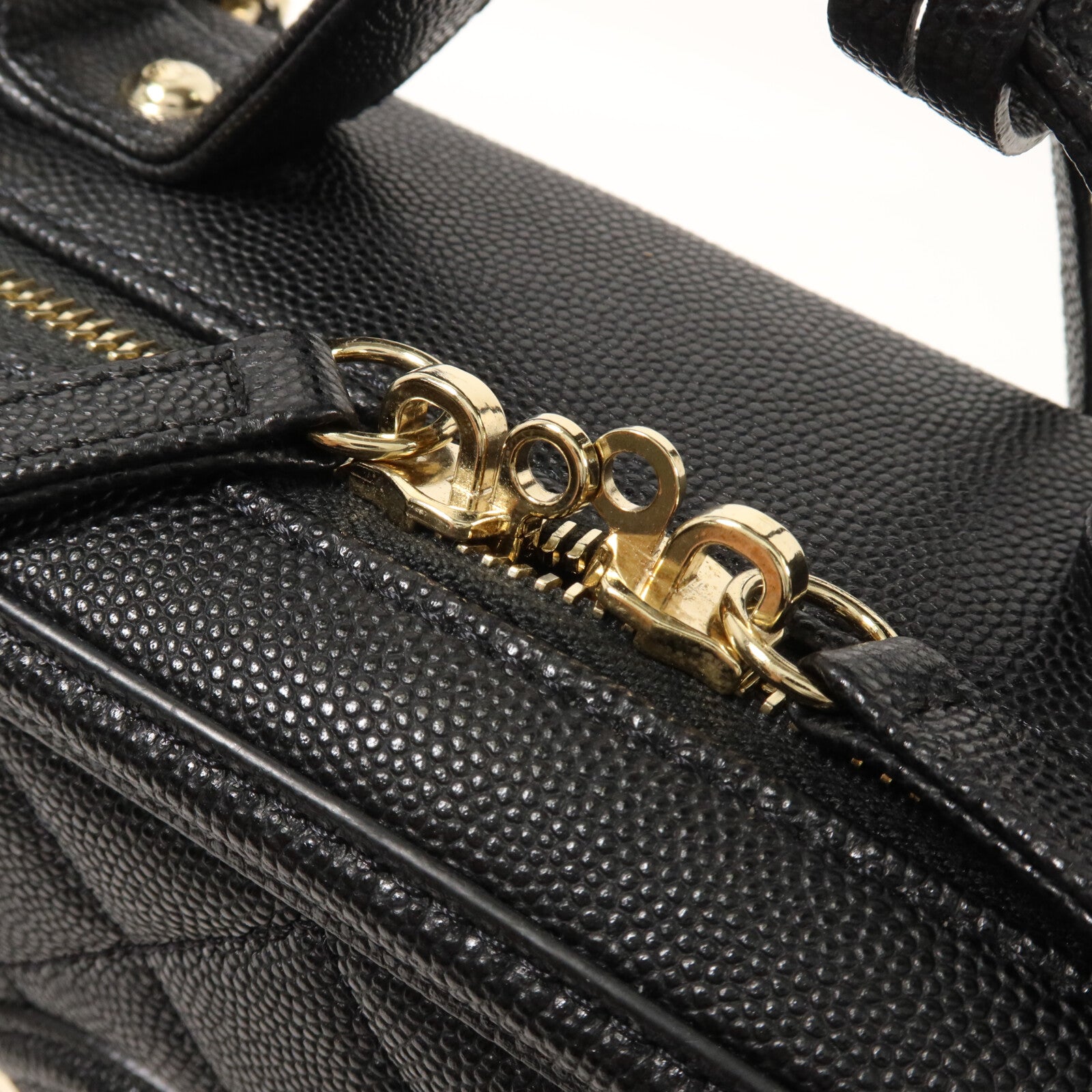 CHANEL 牛皮皮革CC Filigree Vanity Case Medium鏈帶手挽肩背兩用袋