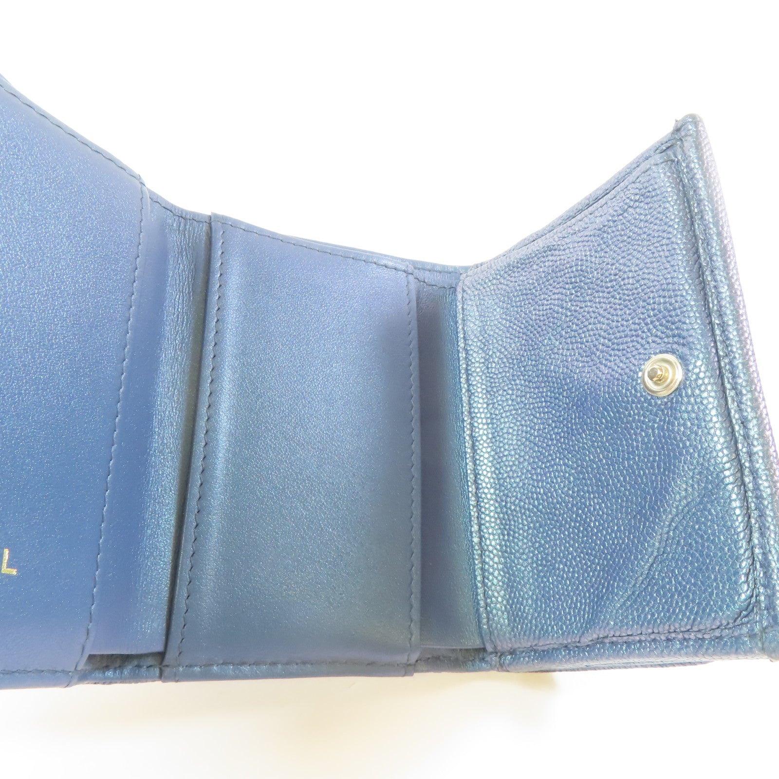 CHANEL 菱格Caviar皮革Trifold Wallet金扣錢包金屬藍色