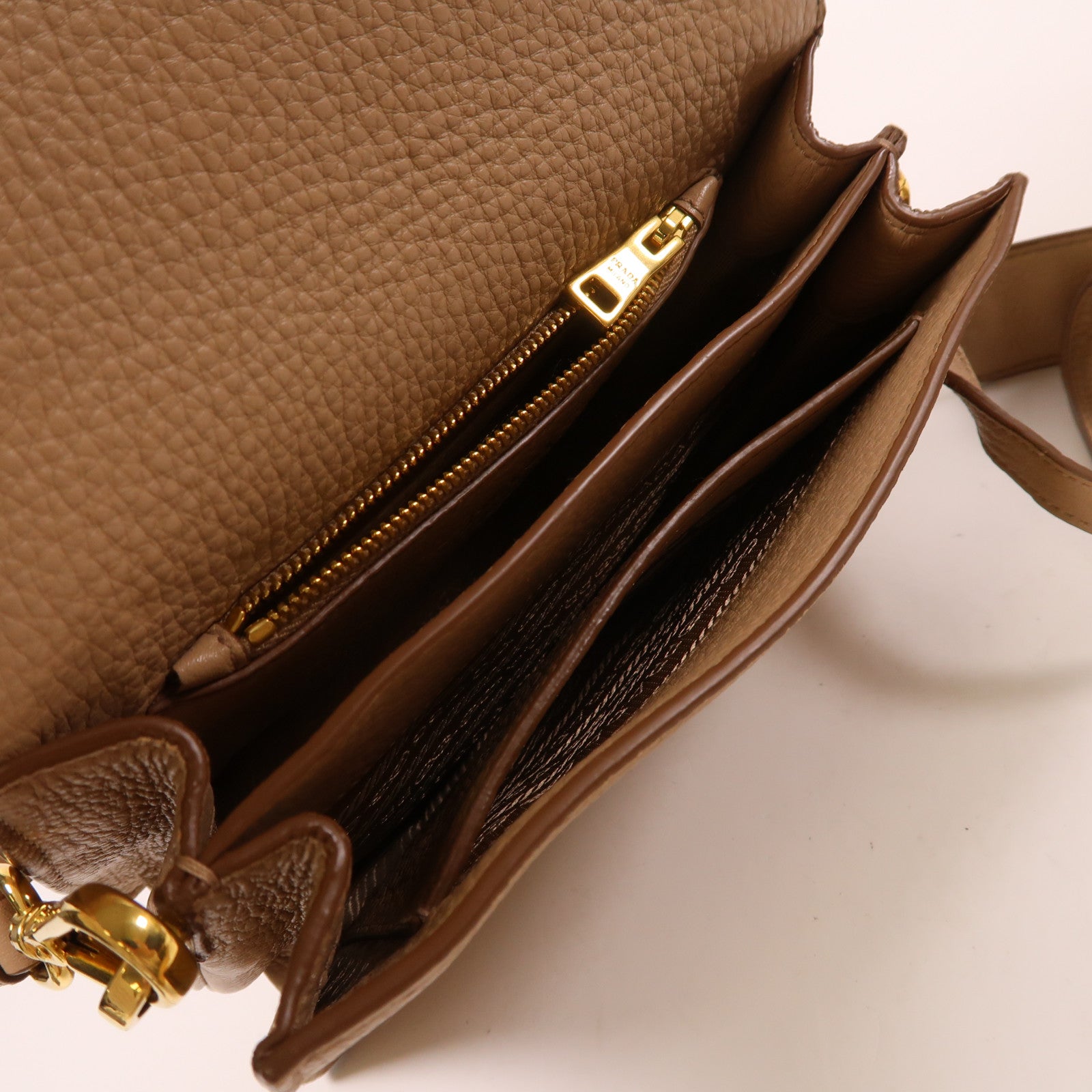 PRADA 牛皮皮革Shoulder Bag金扣肩背袋