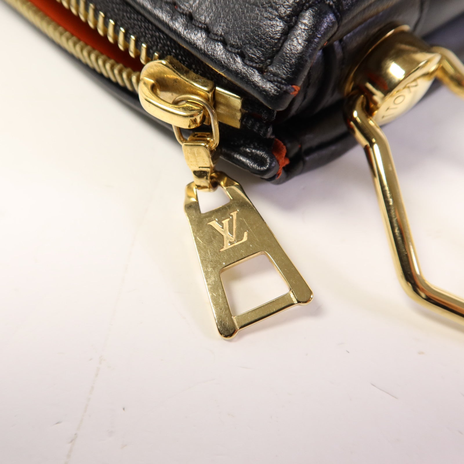 LOUIS VUITTON Monogram Embossed Coussin BB金扣鏈帶手挽肩背兩用袋