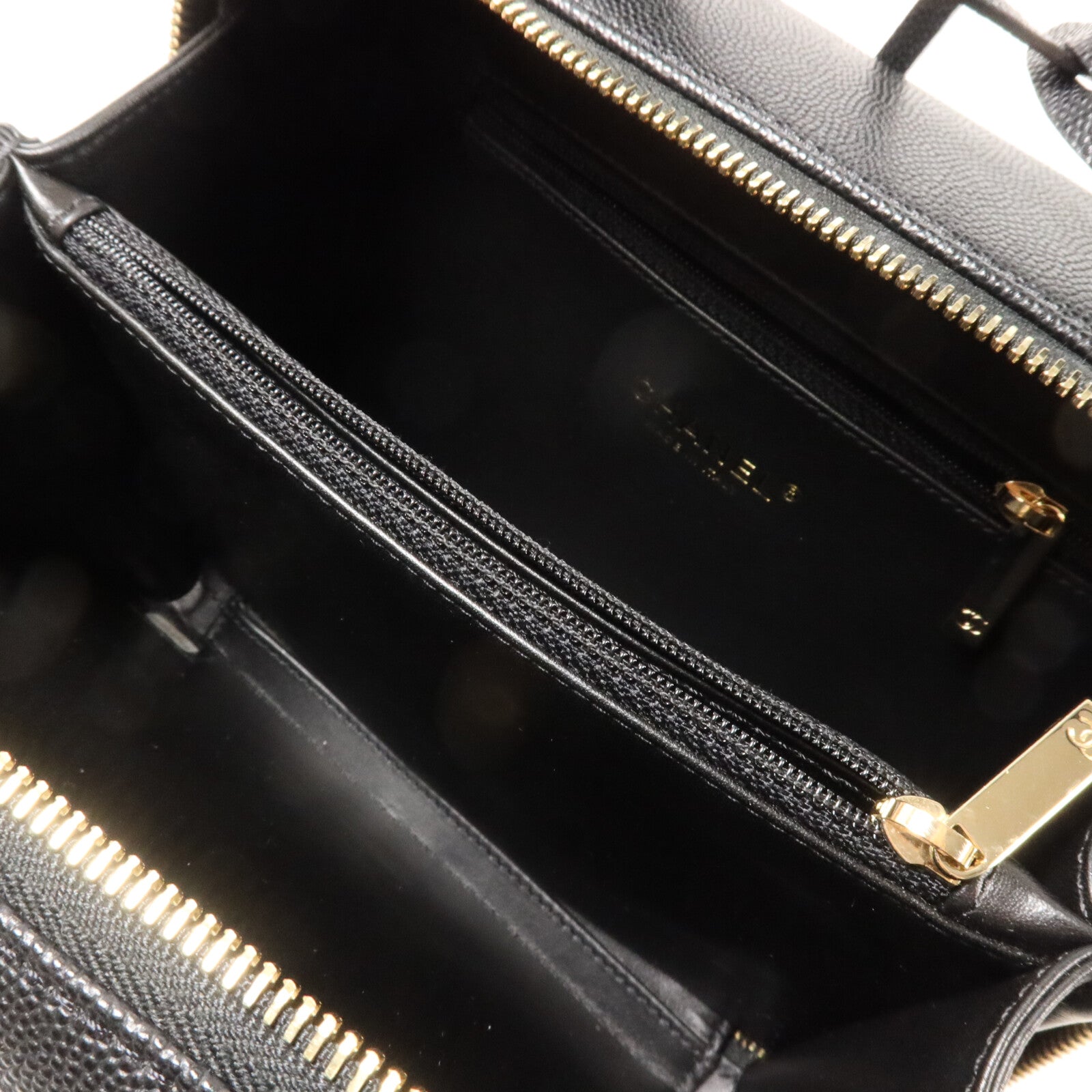 CHANEL 牛皮皮革CC Filigree Vanity Case Medium鏈帶手挽肩背兩用袋