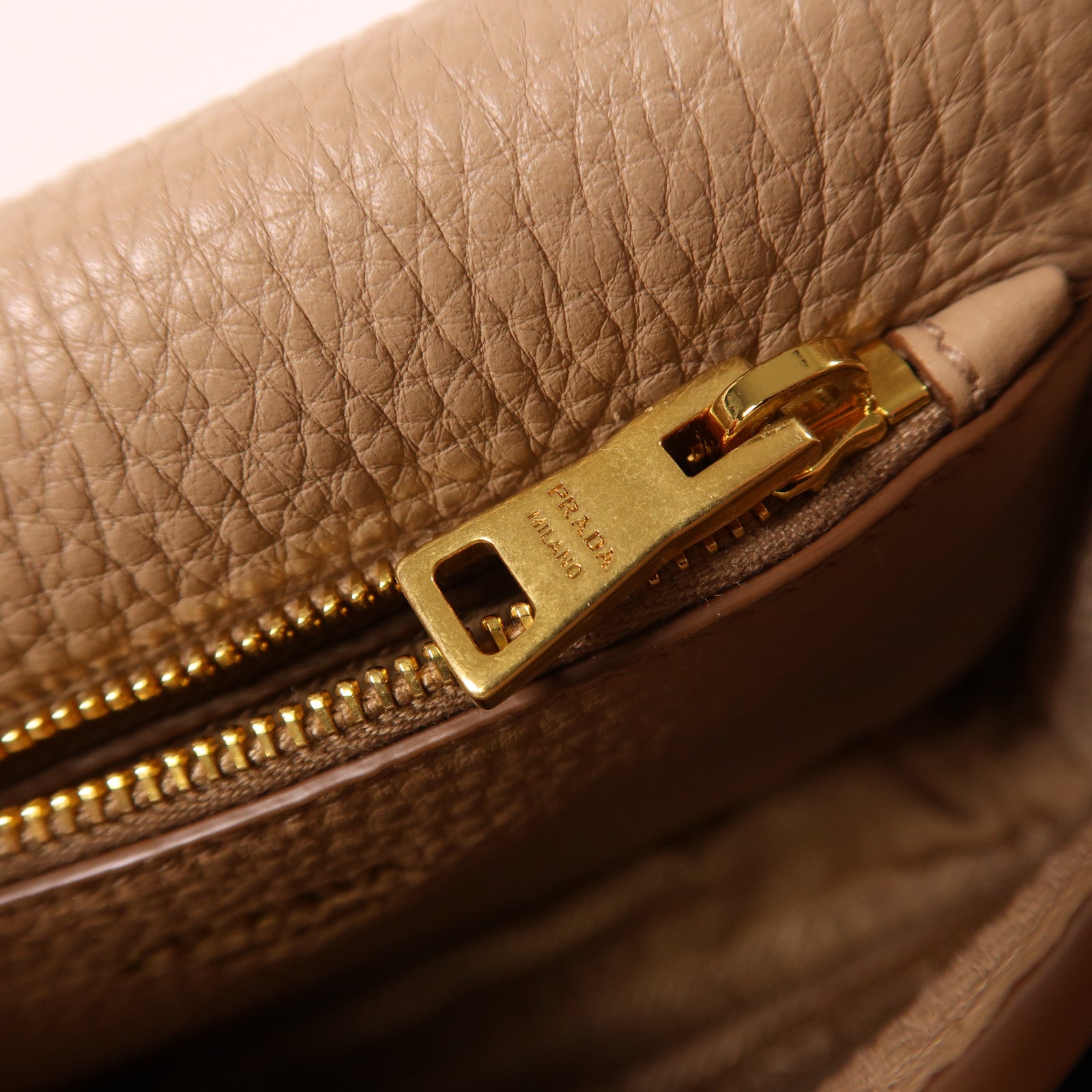 PRADA 牛皮皮革Shoulder Bag金扣肩背袋
