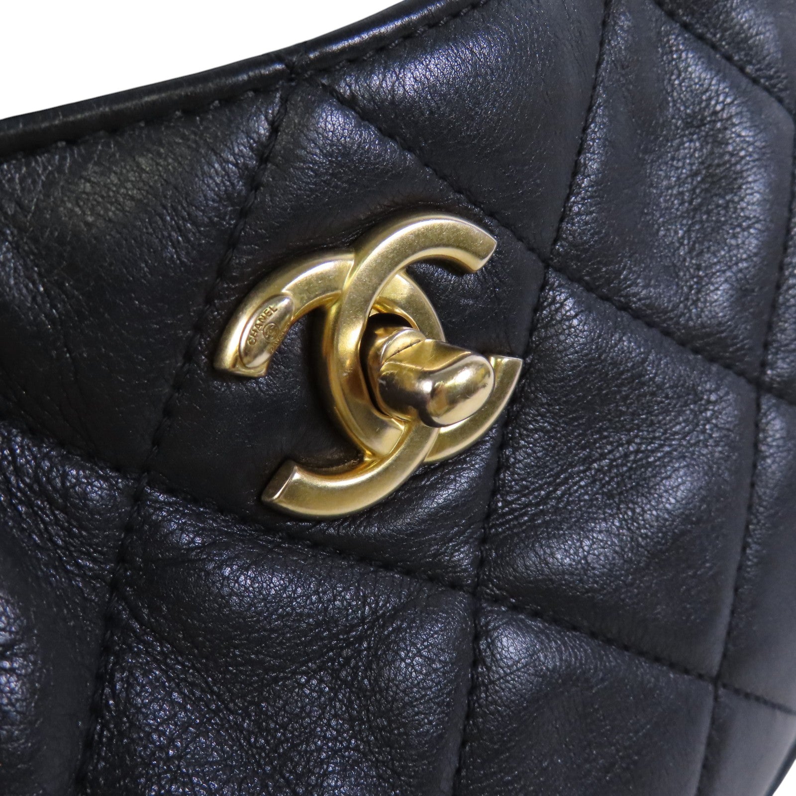 CHANEL 牛皮皮革Hobo Bag金扣鏈帶肩背袋