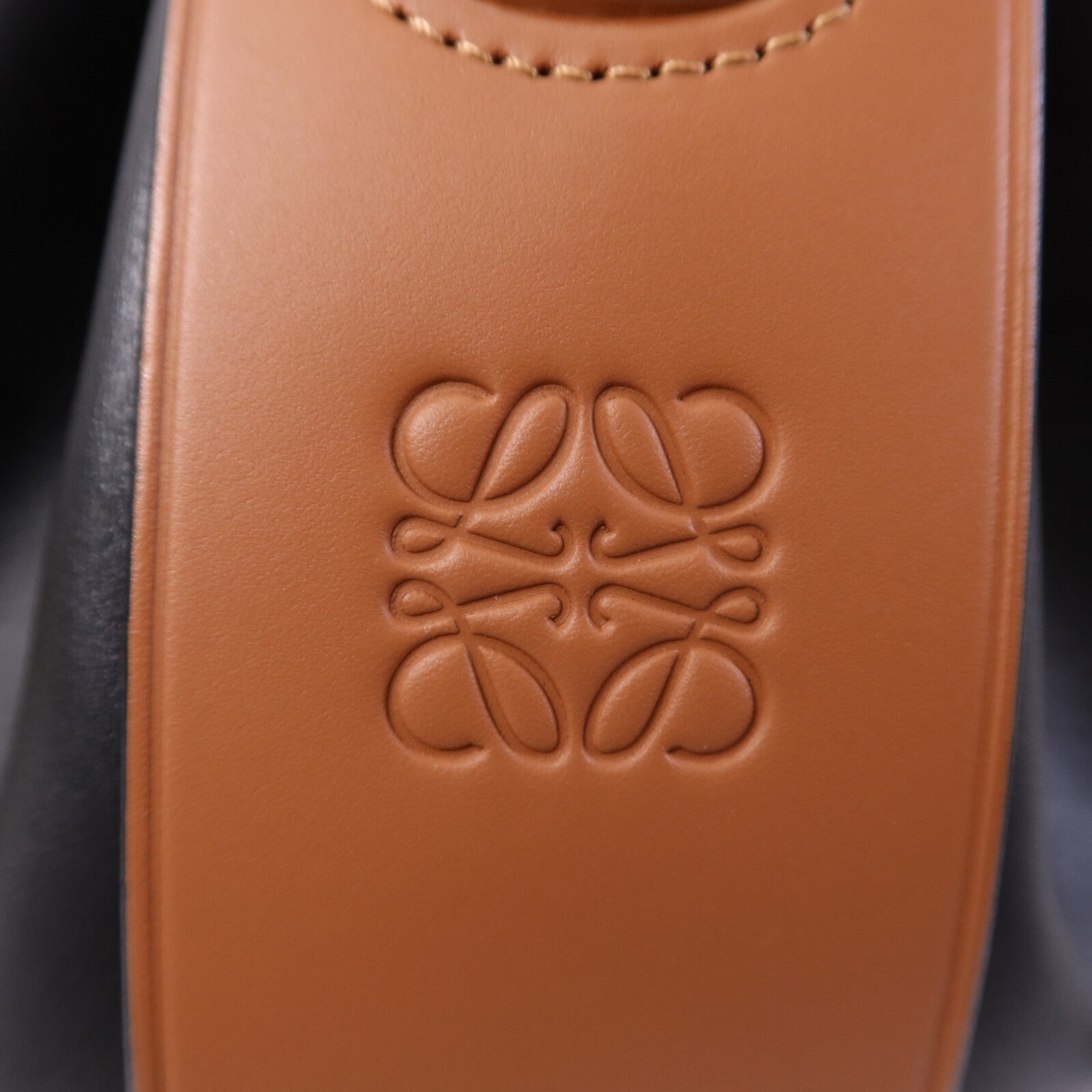 LOEWE 牛皮皮革Balloon Medium金扣手挽肩背兩用袋