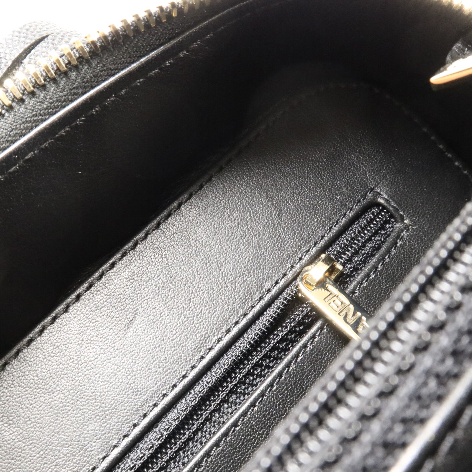 CHANEL 牛皮皮革CC Filigree Vanity Case Medium鏈帶手挽肩背兩用袋