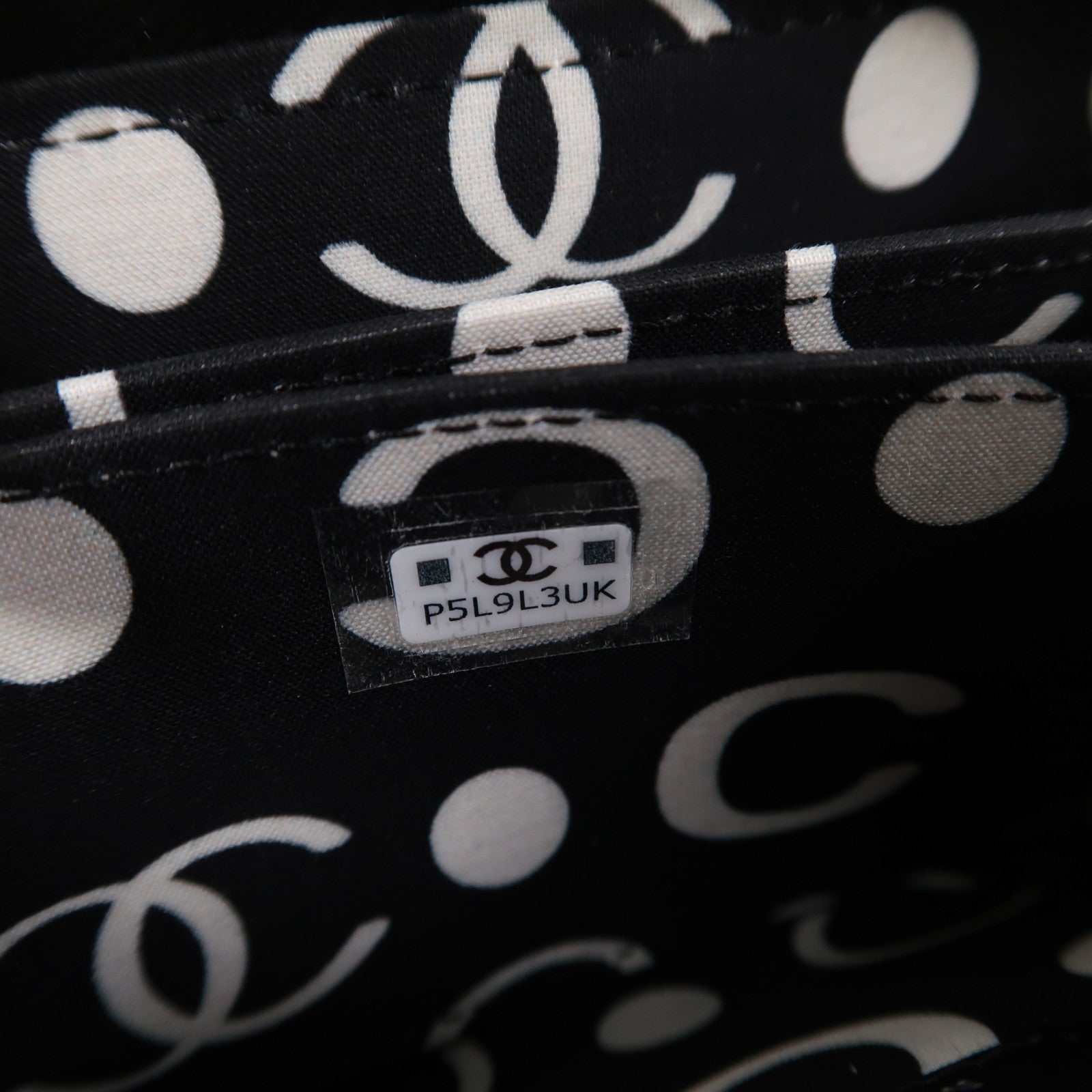 CHANEL Caviar皮革Card Case銀扣卡片套黑色