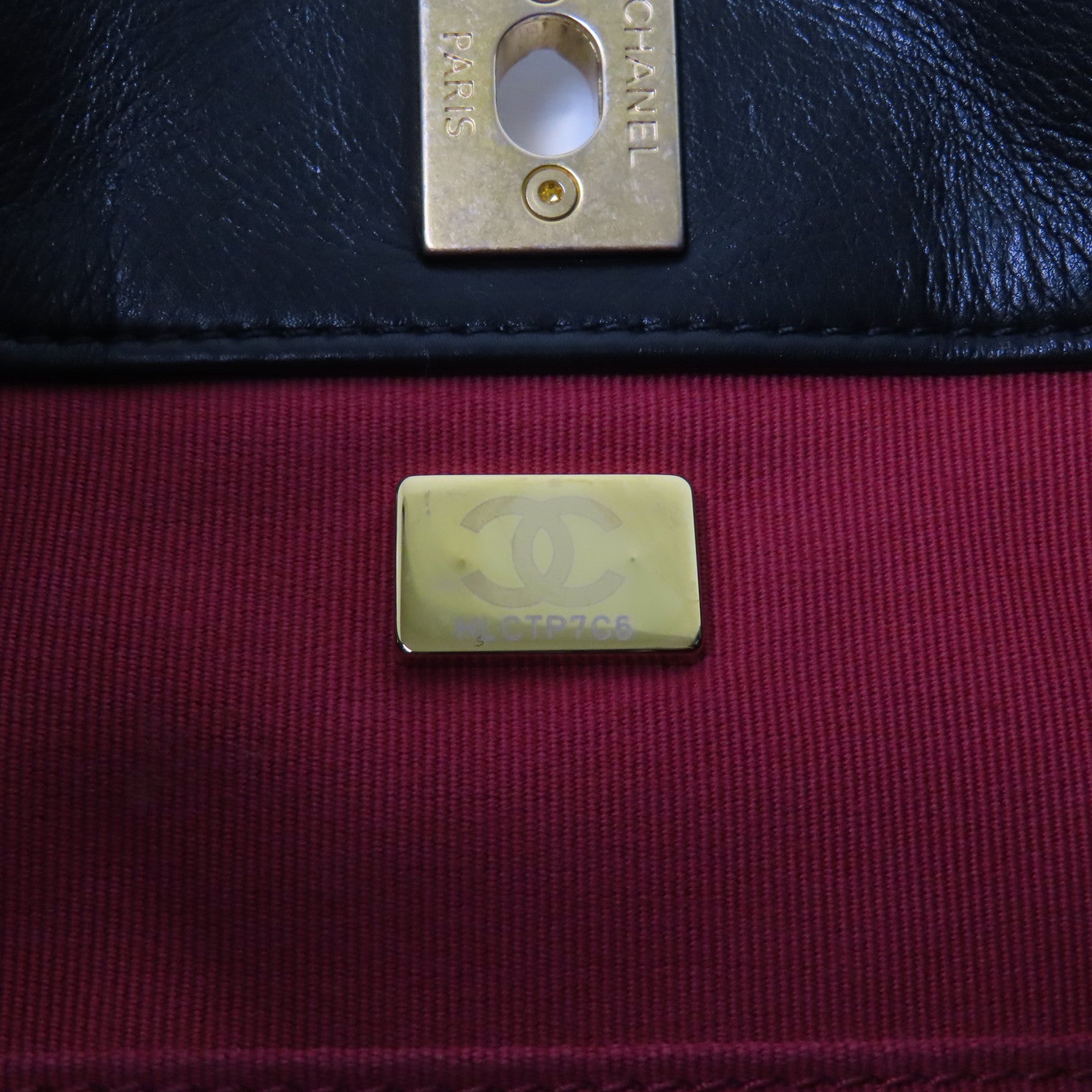 CHANEL 牛皮皮革Hobo Bag金扣鏈帶肩背袋