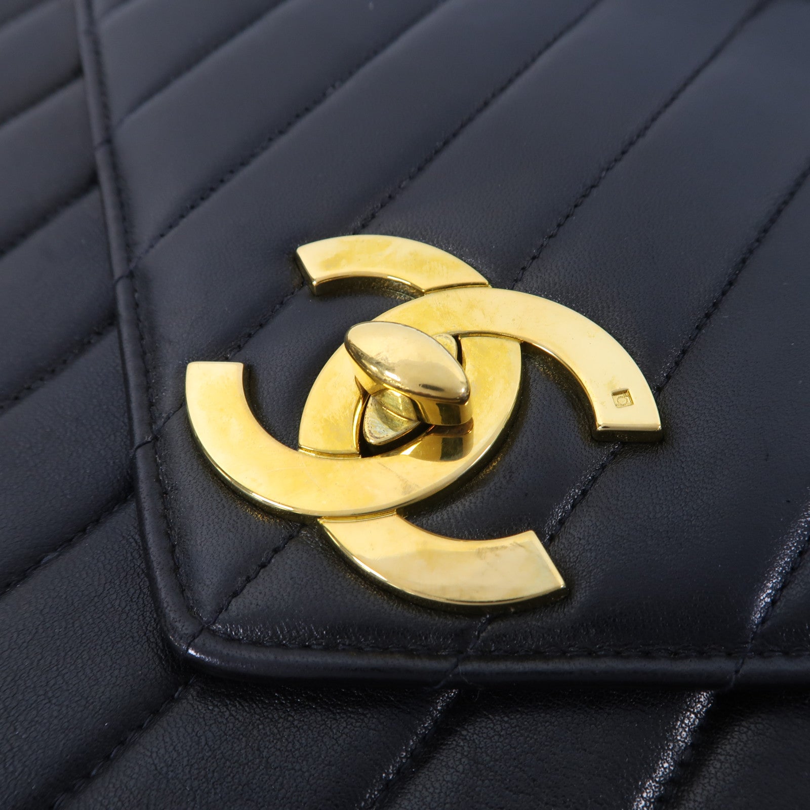 CHANEL 牛皮皮革Chain Shoulder金扣鏈帶肩背袋黑色