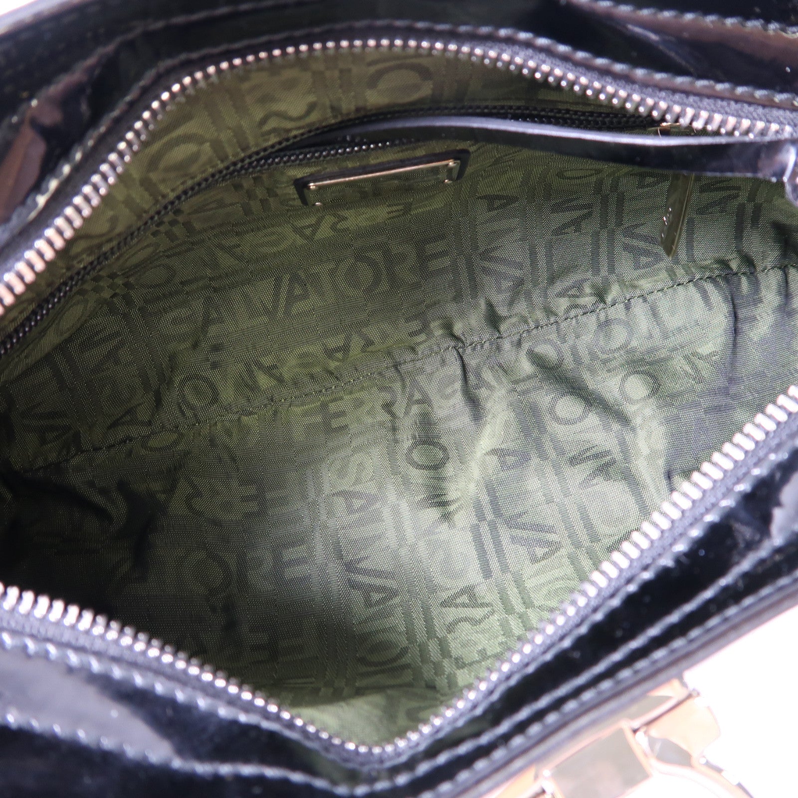 Salvatore Ferragamo 漆皮皮革Hand Bag銀扣手挽袋黑色