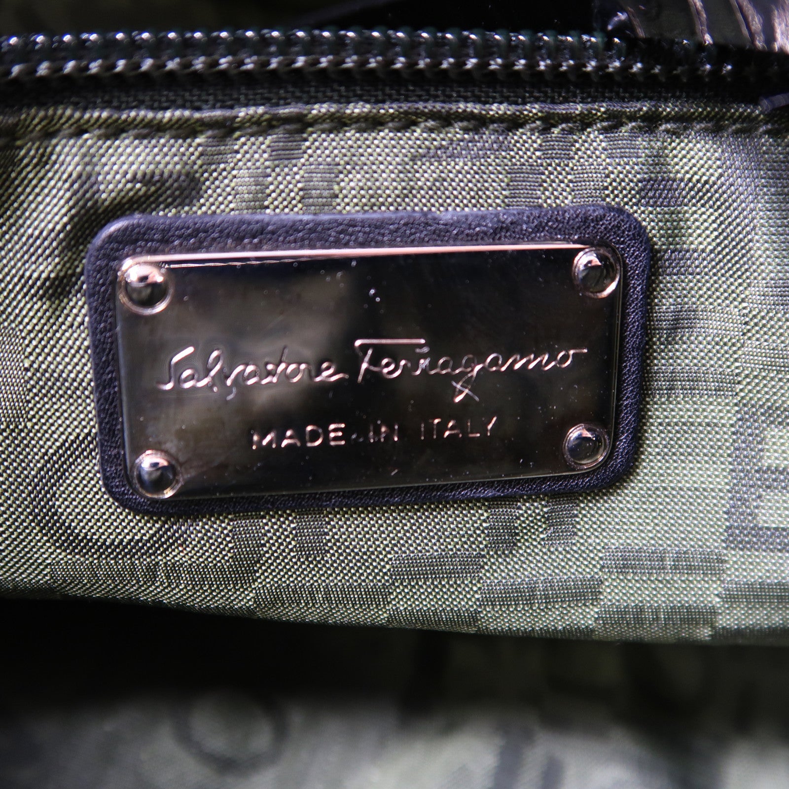 Salvatore Ferragamo 漆皮皮革Hand Bag銀扣手挽袋黑色