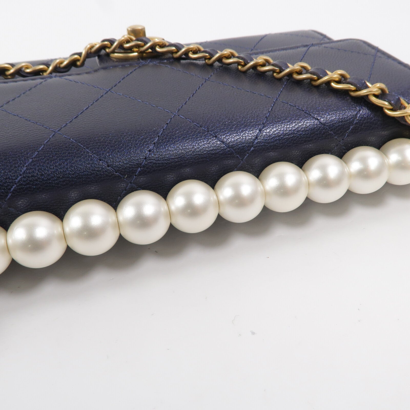 CHANEL 牛皮皮革Chic Pearl Wallet On Chain鏈帶肩背袋