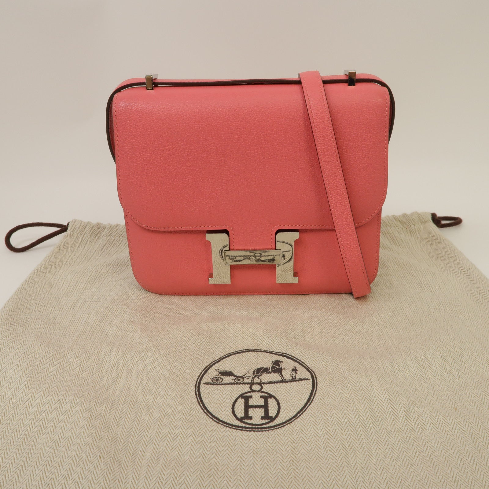 HERMES Evercolor皮革Constance Mini銀扣肩背袋杜鵑粉色