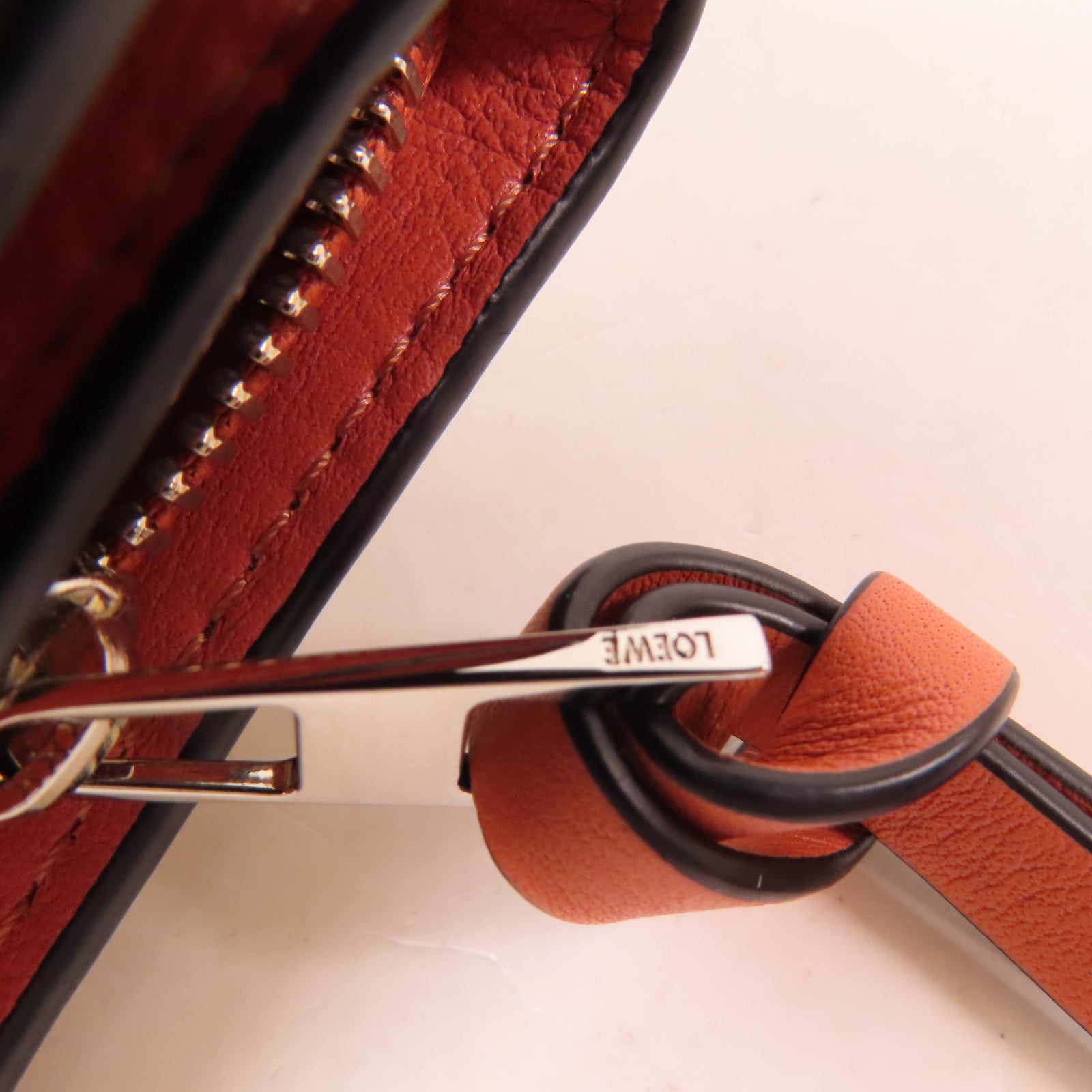 LOEWE 牛皮皮革Compact Zip Wallet銀扣錢包