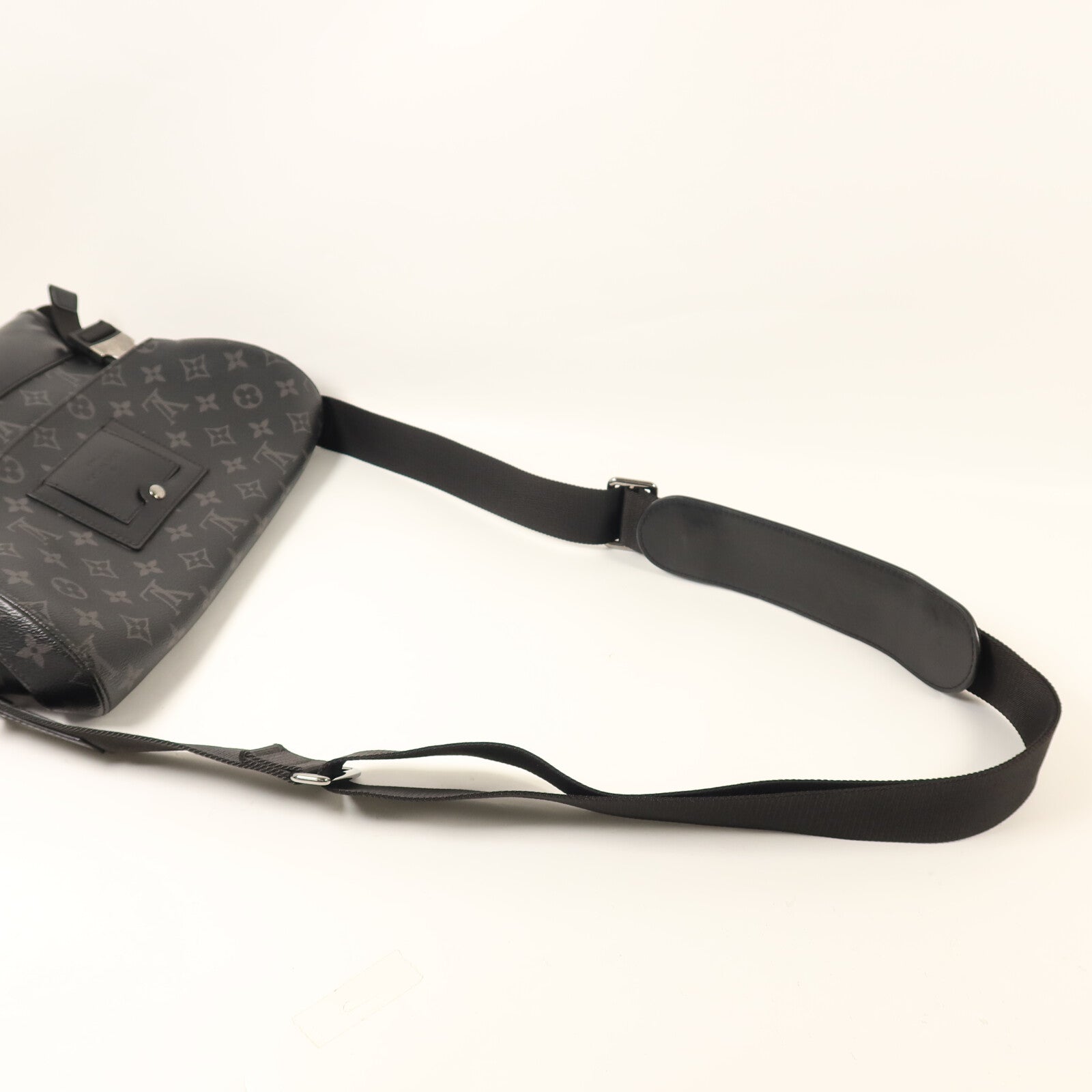 LOUIS VUITTON Monogram Eclipse Messenger PM Voyager肩背袋