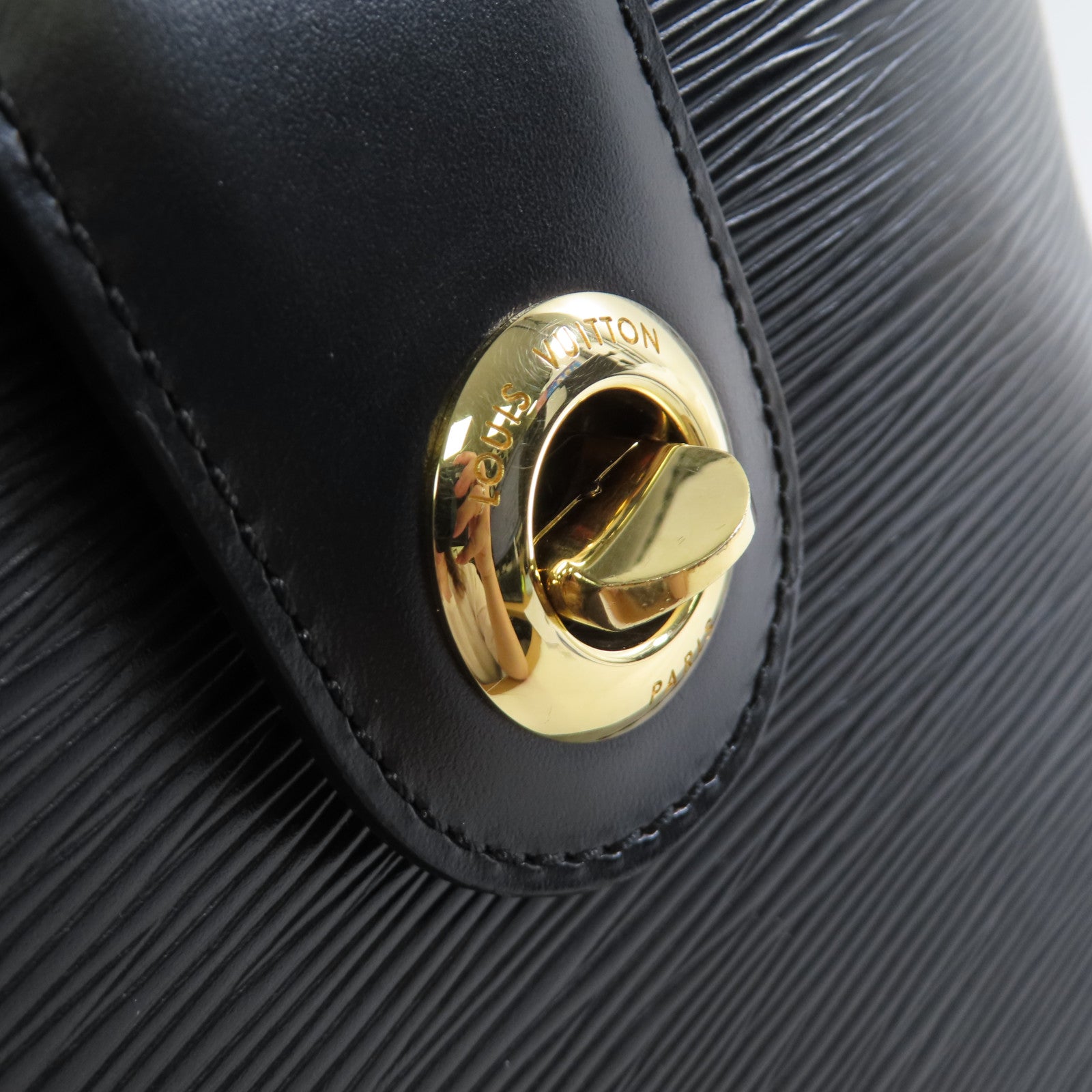 LOUIS VUITTON Epi Cluny Shoulder Bag金扣肩背袋黑色