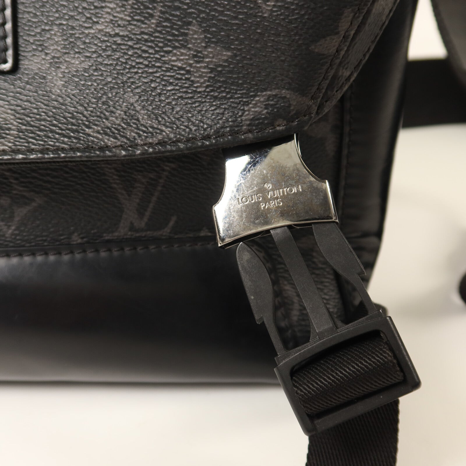 LOUIS VUITTON Monogram Eclipse Messenger PM Voyager肩背袋