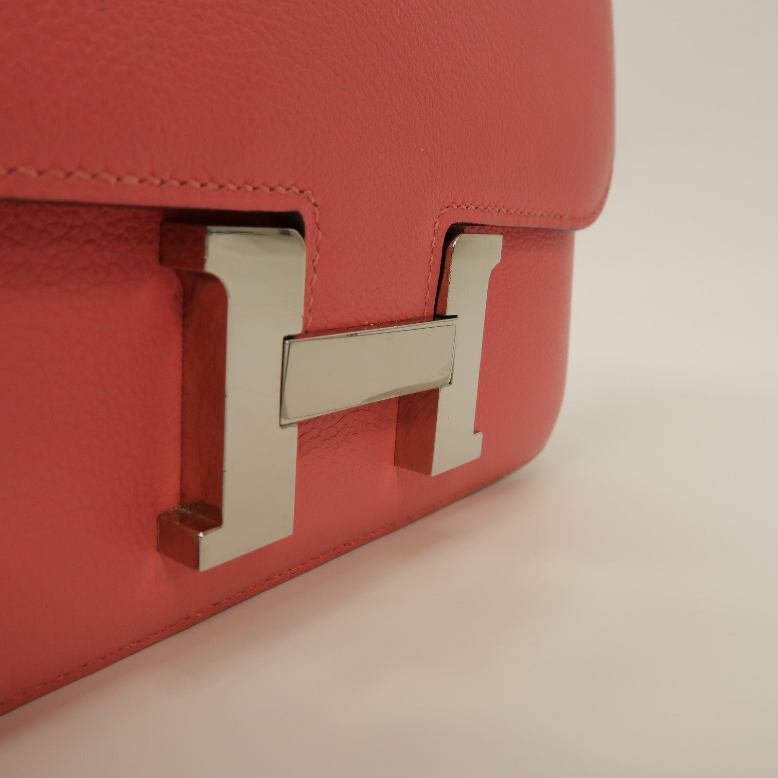 HERMES Evercolor皮革Constance Mini銀扣肩背袋杜鵑粉色