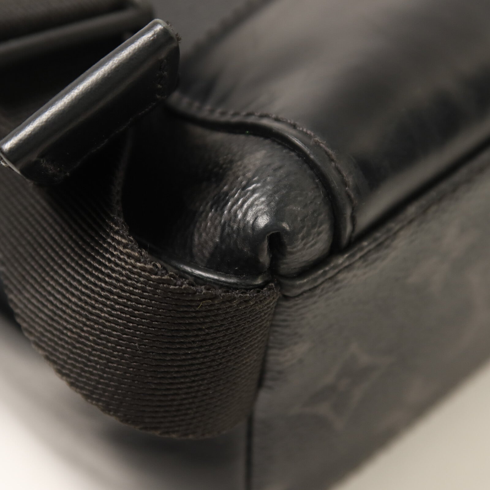 LOUIS VUITTON Monogram Eclipse Messenger PM Voyager肩背袋